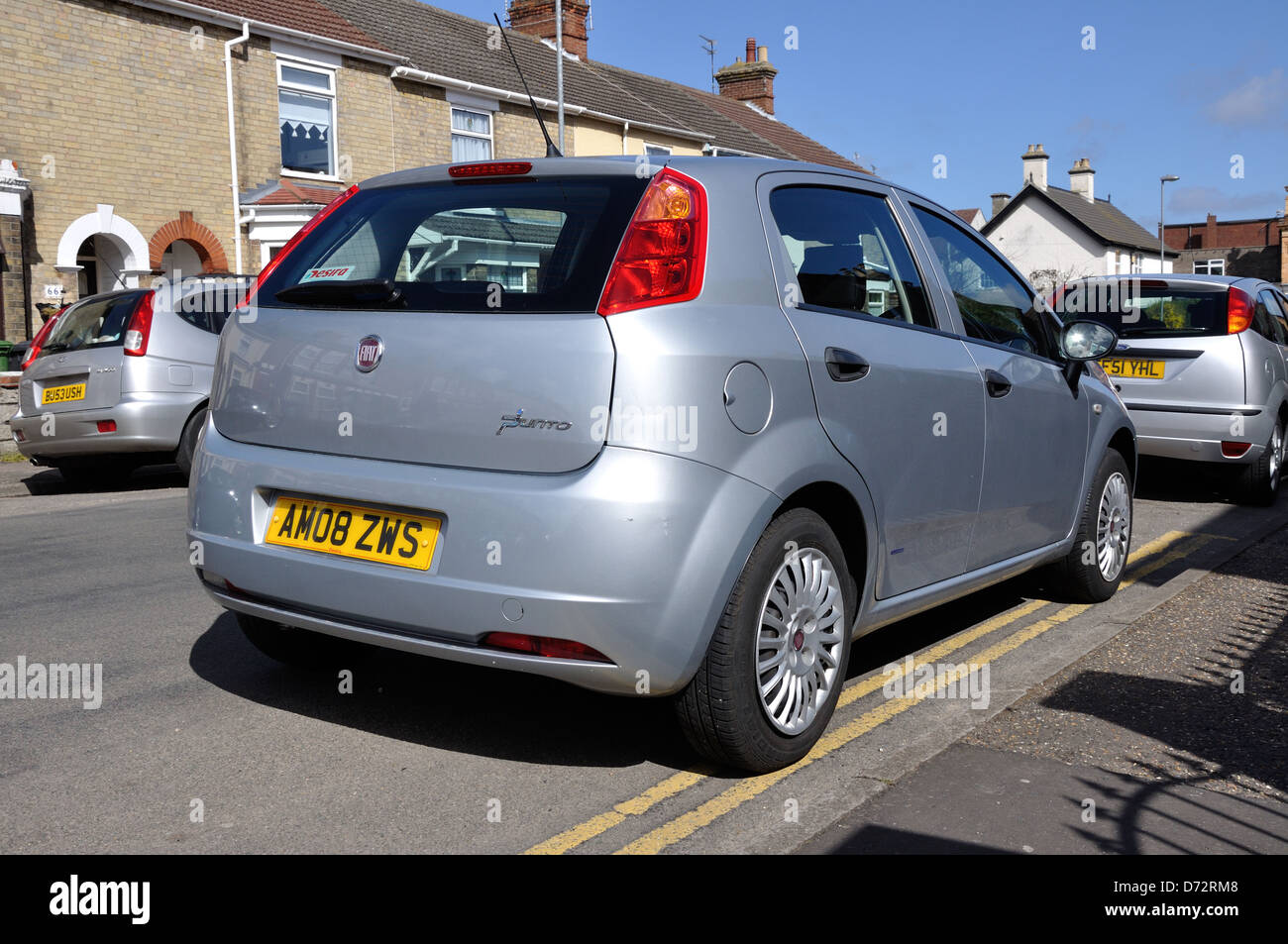 Fiat Punto sur double lignes jaunes Banque D'Images