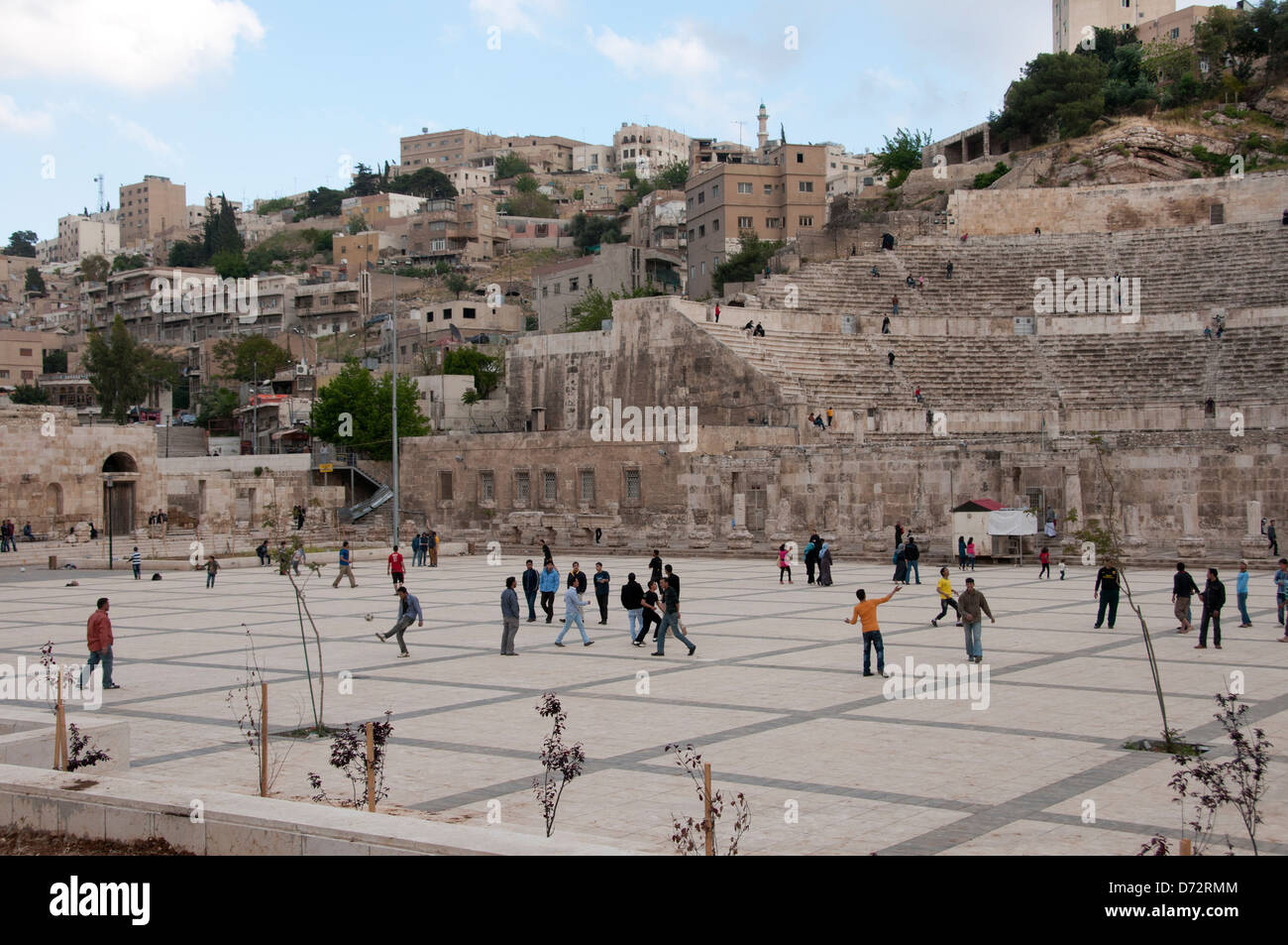 La Jordanie, Amman. Les jeunes hommes jouent au football , football , à côté de l'amphithéâtre romain Banque D'Images