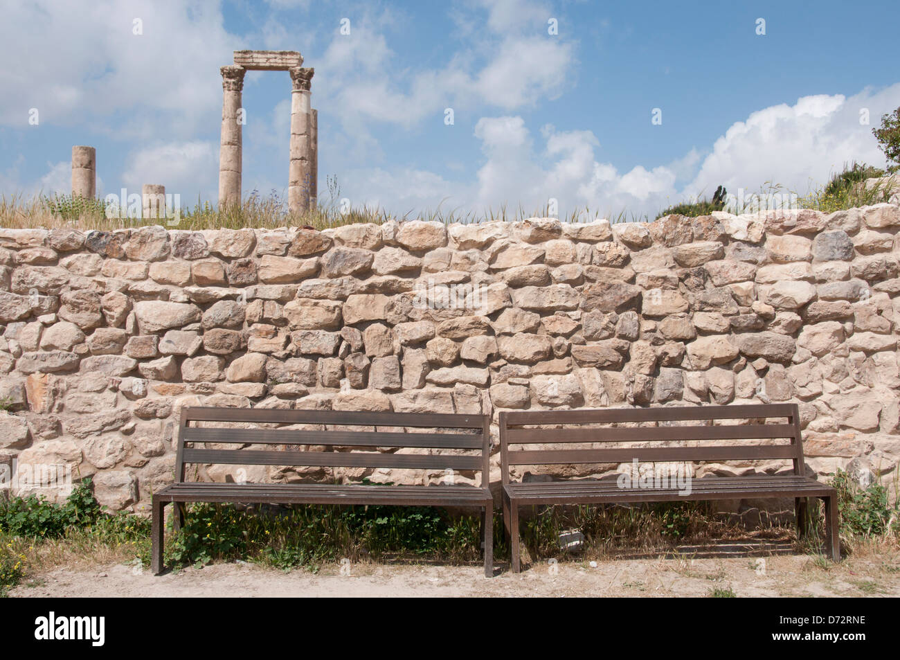 La Jordanie, Amman. La citadelle romaine avec une paire de sièges en bois au premier plan. Vue touristique. Banque D'Images
