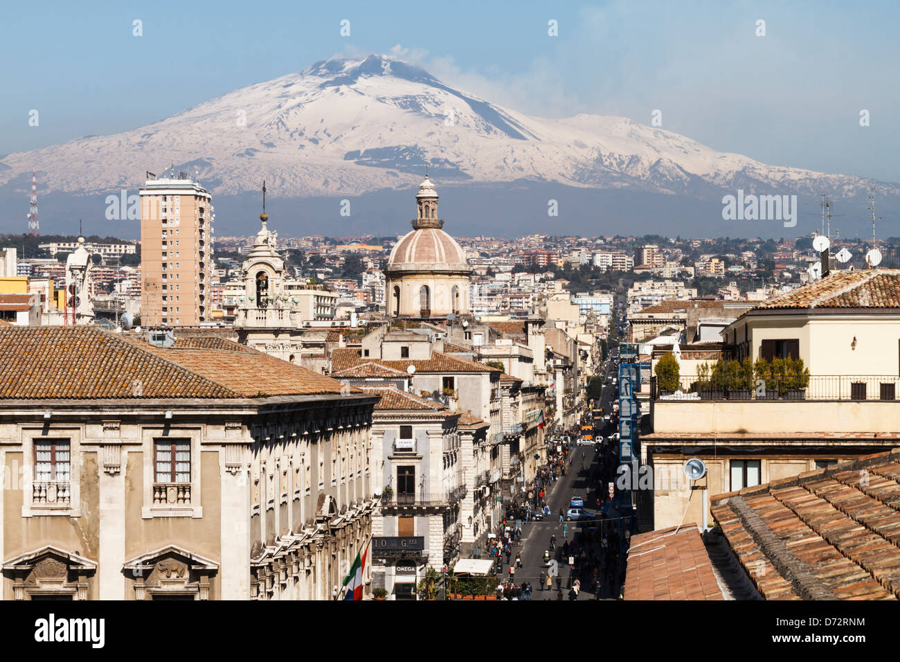 Catane, la Via Etnea 'central' street avec le volcan Etna couvert de neige, Sicile, Italie Banque D'Images