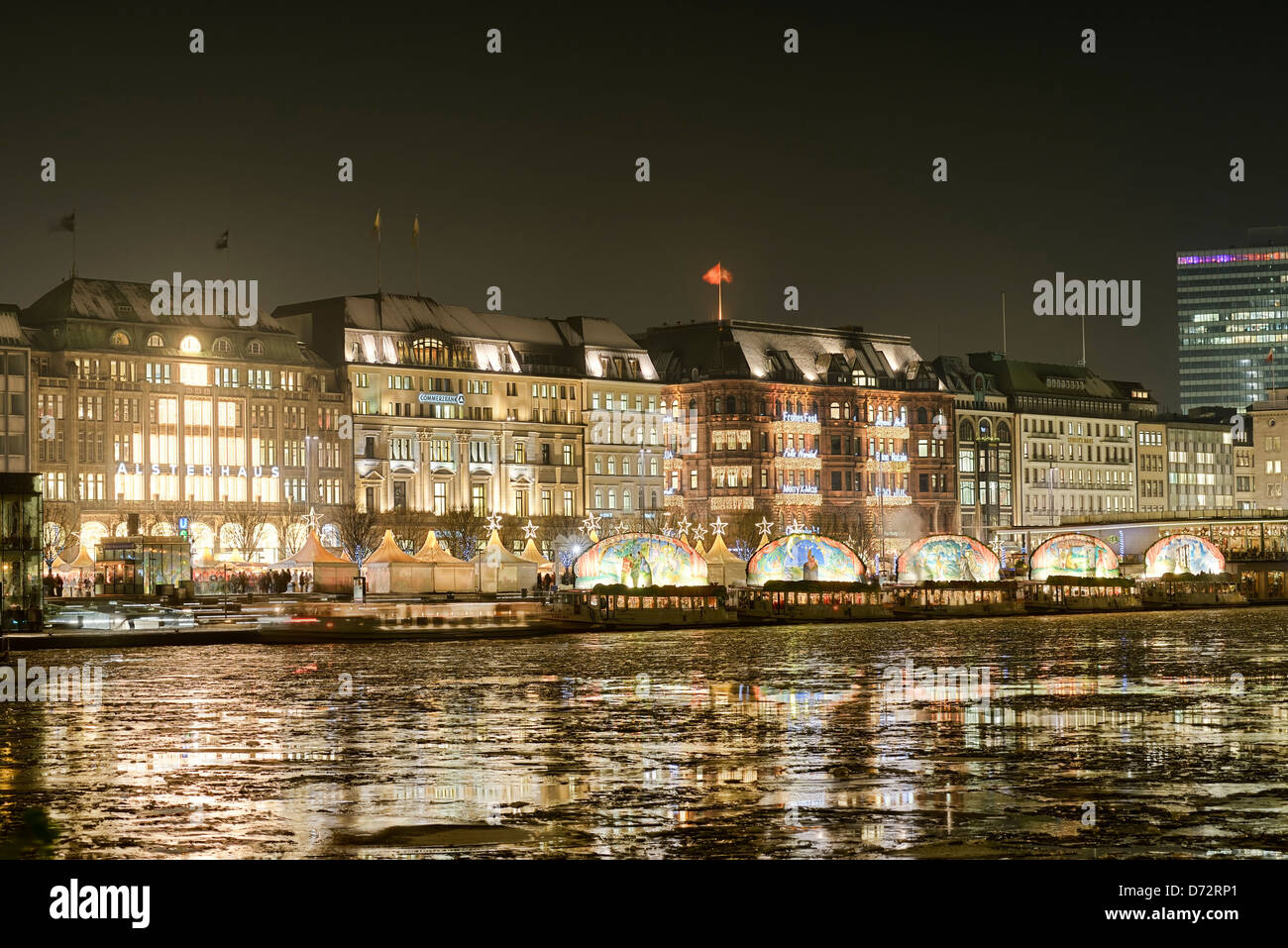 Conte de navires sur l'Alster intérieur et à Jungfernstieg Foire de Noël à Hambourg, Allemagne, Europe Banque D'Images