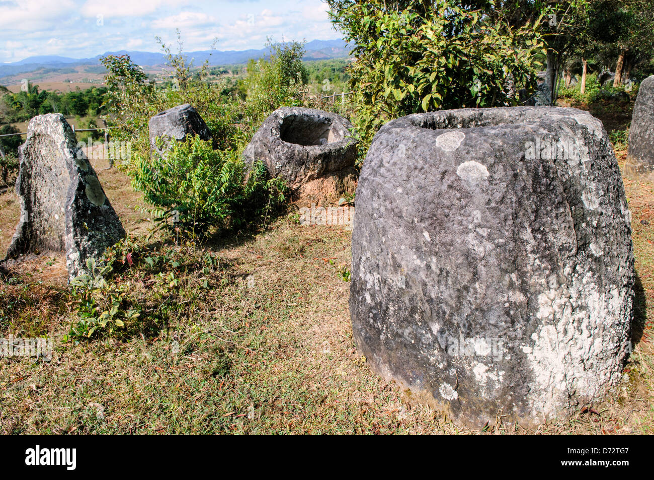 Pots en pierre dans le site 3 de la Plaine des Jarres dans le centre-nord du Laos. Il reste encore beaucoup à découvrir sur l'âge et l'objet de milliers de pots de pierre regroupées dans la région. La plupart des comptes à leur date au moins une couple d'il y a mille ans et théories ont été mises de l'avant qu'ils étaient utilisés dans des rituels d'inhumation. Banque D'Images