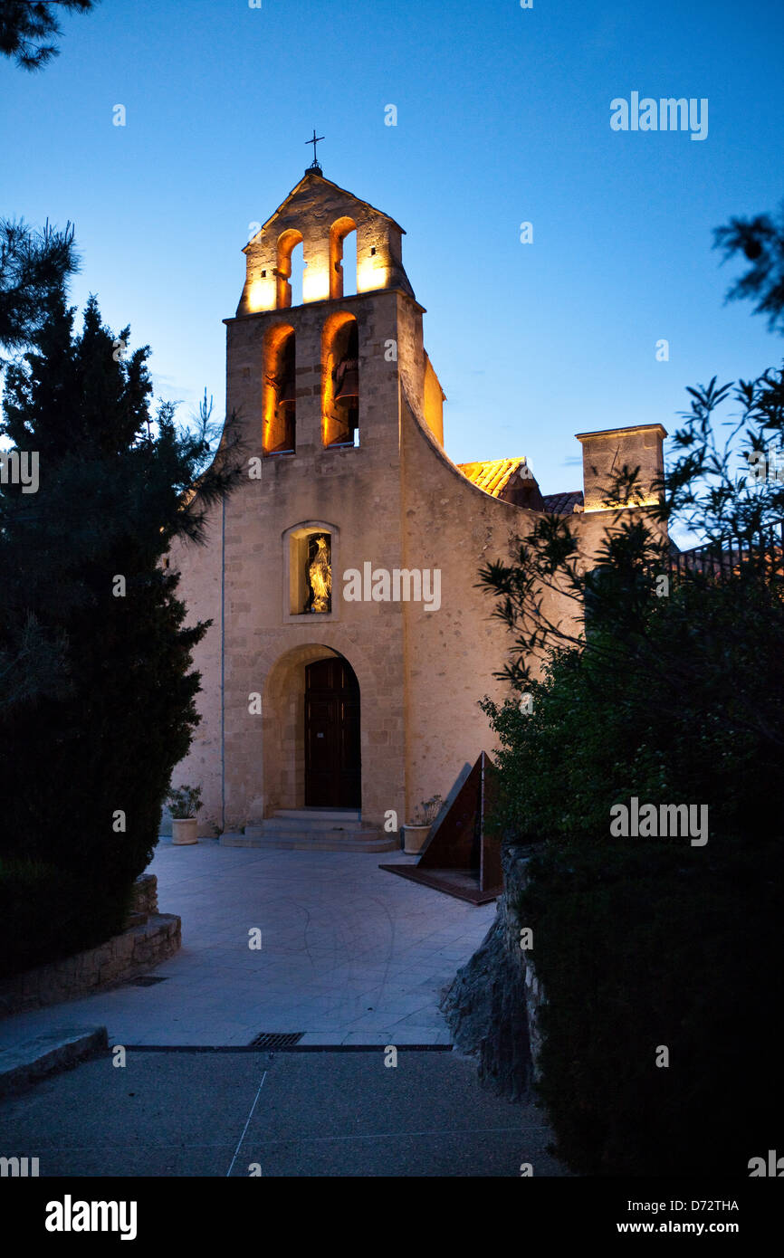 Gigondas, France, l'église de Sainte-Catherine d ÄôAlexandrie soir Banque D'Images