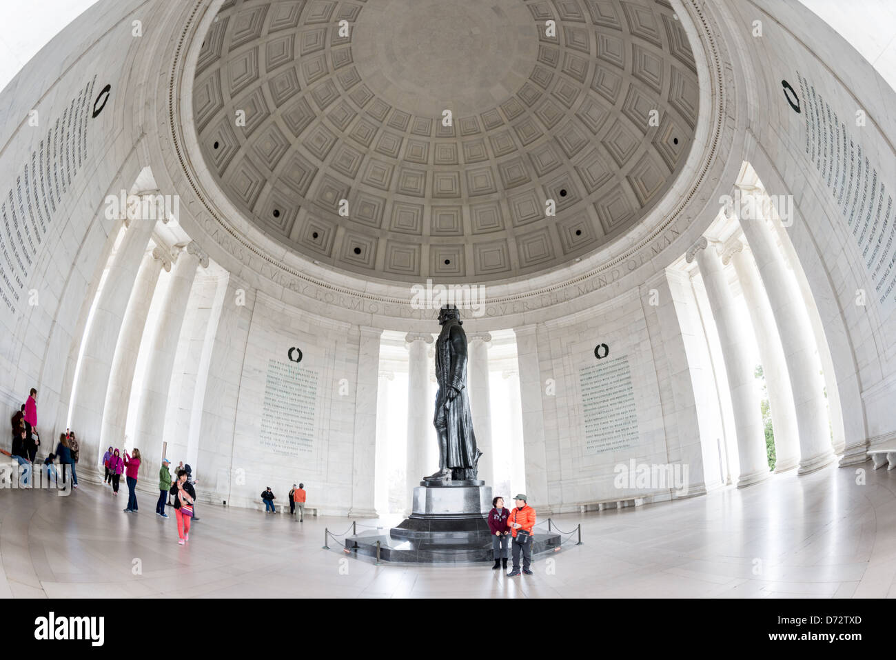 WASHINGTON DC, Etats-Unis - une prise grand angle de touristes en visite à l'intérieur du Jefferson Memorial, sur les rives de la Tidal Basin à Washington DC. Banque D'Images