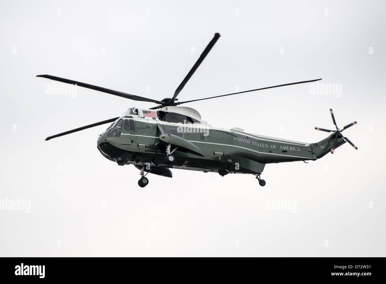 WASHINGTON DC, USA - un des Sikorsky SH-3 hélicoptères Sea King qui fait partie de l'HMX-1 'Nighthawks' qui fournit de l'escadron de transport et d'hélicoptère présidentiel Marine One. Le nom d'un marin est appliquée à tout aéronef de l'US Marine Corps transportant le président. Cet hélicoptère a été voler au-dessus de Washington DC contre un ciel couvert. Banque D'Images
