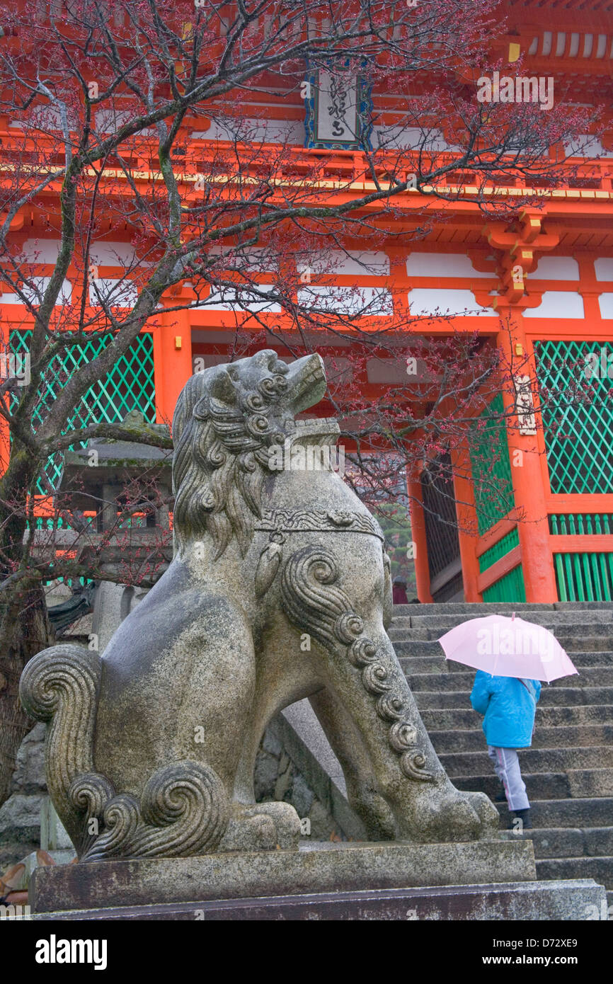 Fille avec parapluie à Temple Kiyomizu, site du patrimoine culturel mondial, Kyoto, Japon Banque D'Images