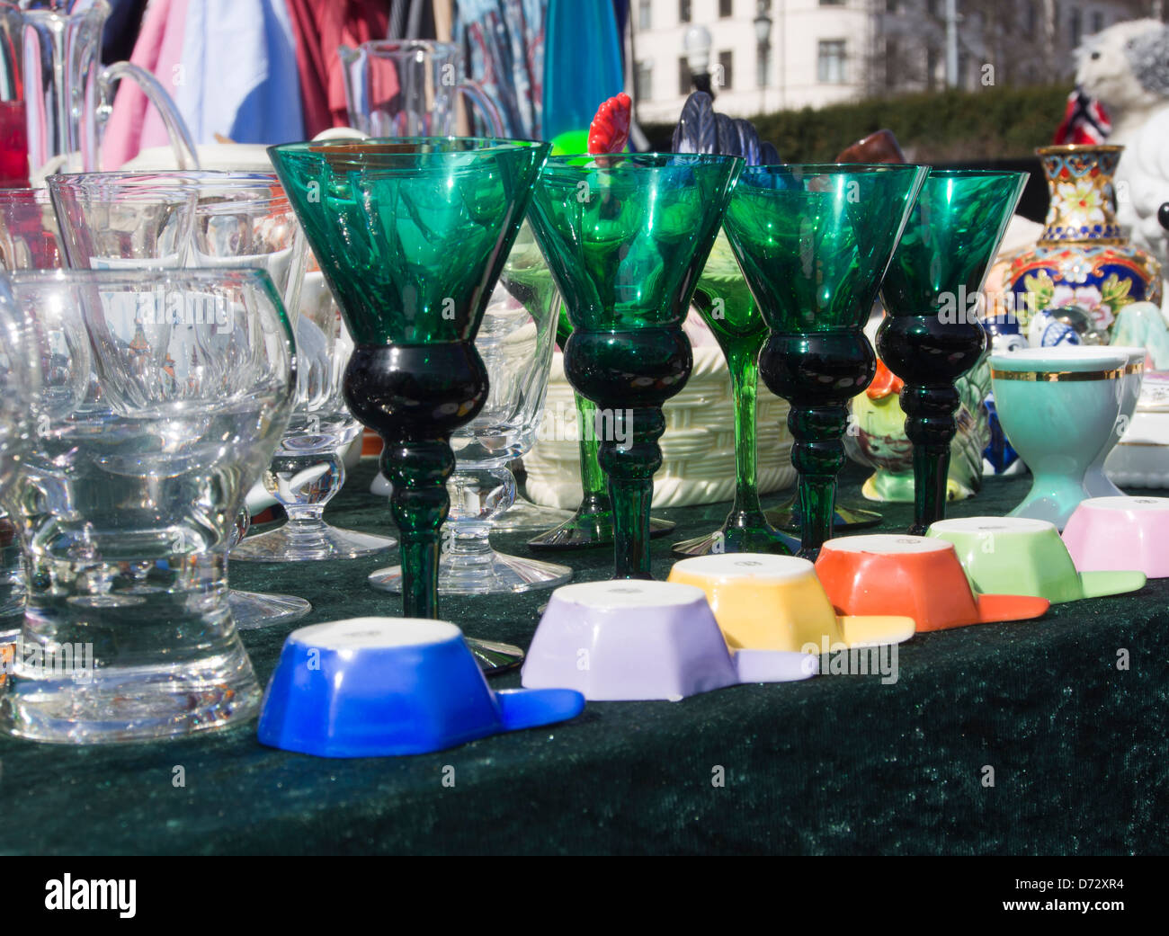 Green wineglasses et autres verrerie sur l'affichage dans un marché aux puces à Grunerlokka Oslo Norvège Banque D'Images