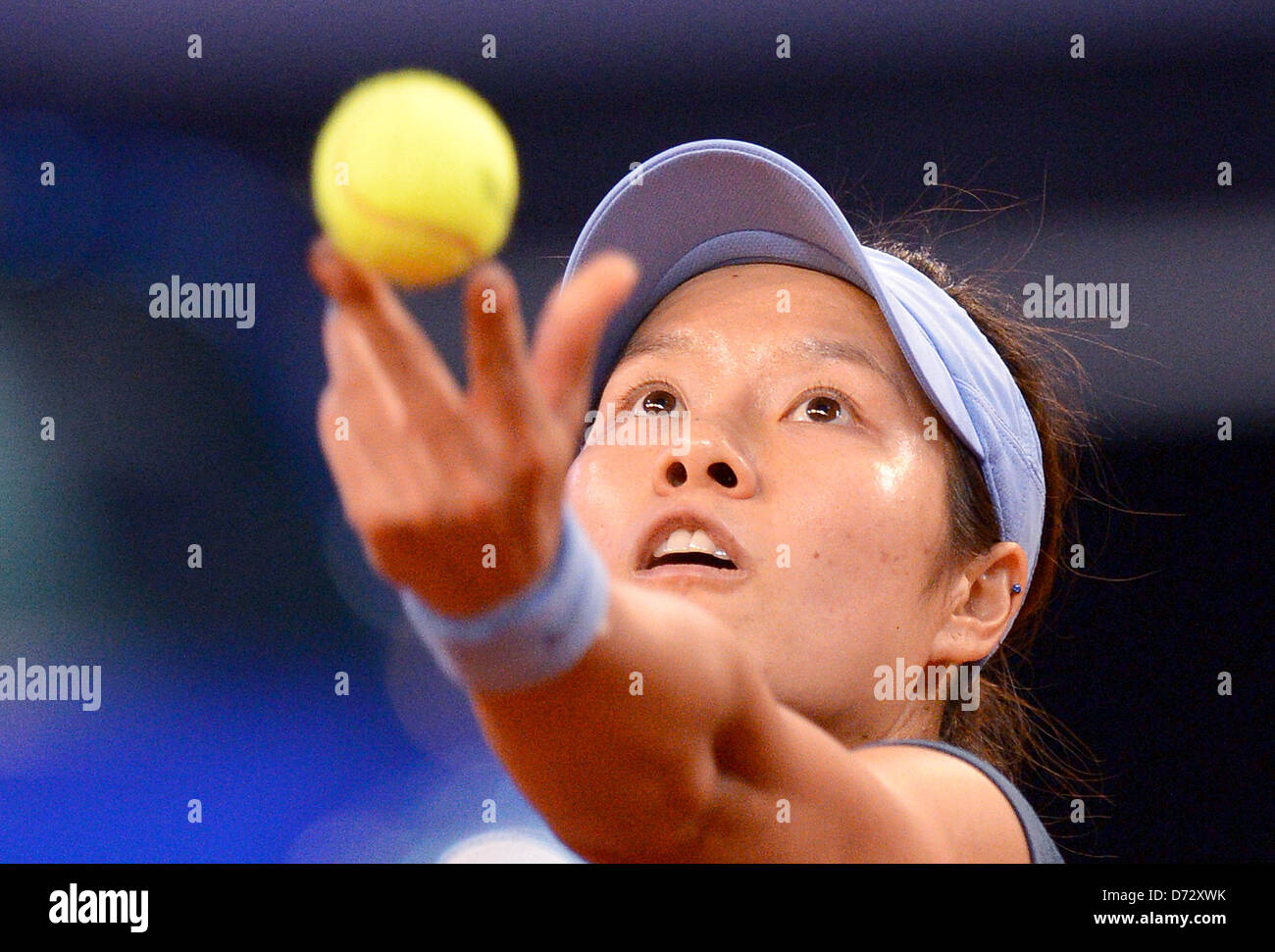 La Chine Li Na frappe la balle pendant la demi-finale contre l'USA's Bethanie Mattek-Sands au Grand Prix de tennis WTA Porsche à Porsche-Arena à Stuttgart, Allemagne, 27 avril 2013. Photo : BERND WEISSBROD Banque D'Images