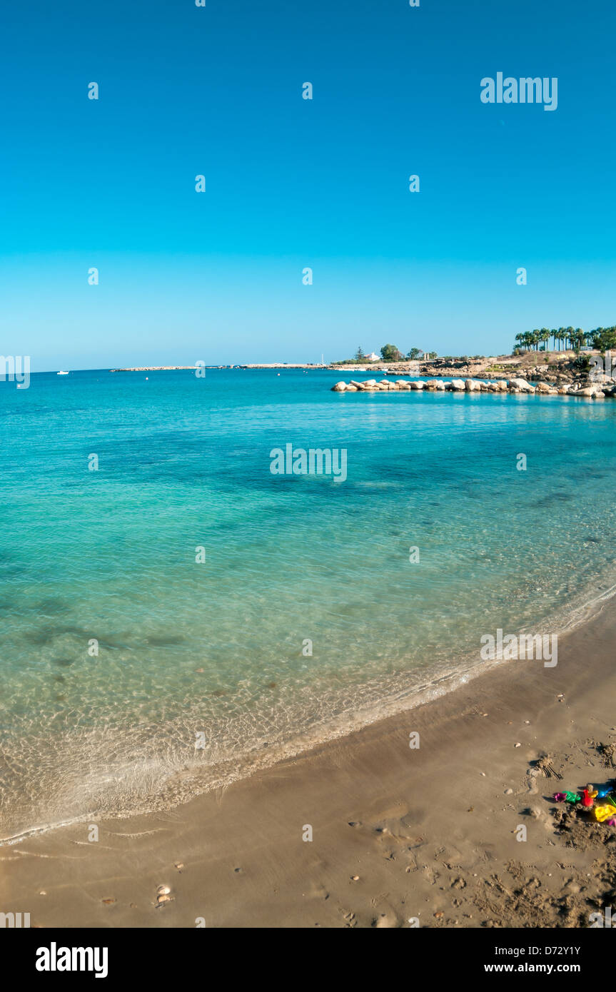 Vue sur plage de sable vide à Chypre resort, mer Méditerranée Banque D'Images