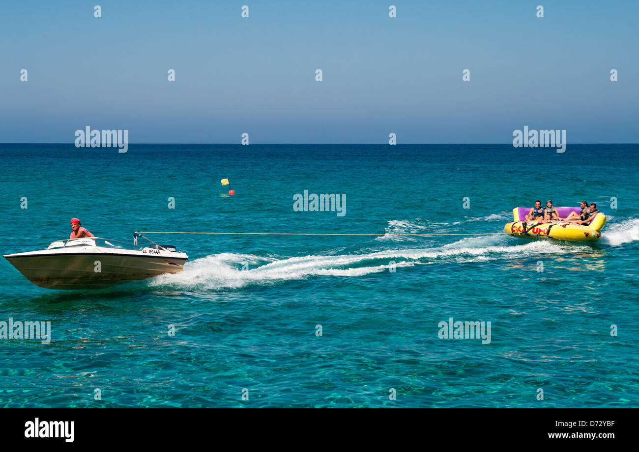 Équitation sur la banane gonflable avec bateau en mer Méditerranée ...