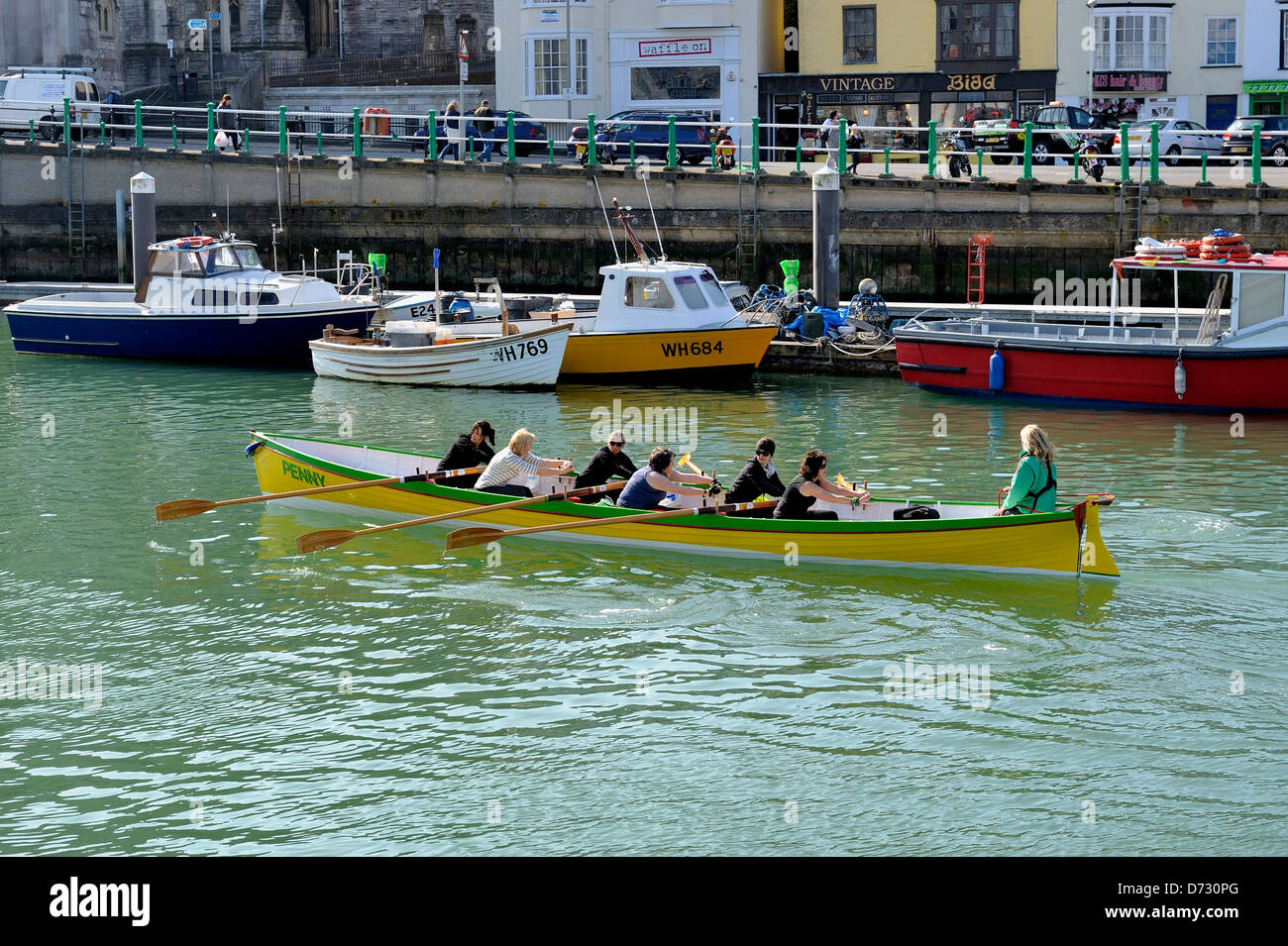 Aviron Rowing Club de Weymouth sortir du port dorset england uk Banque D'Images