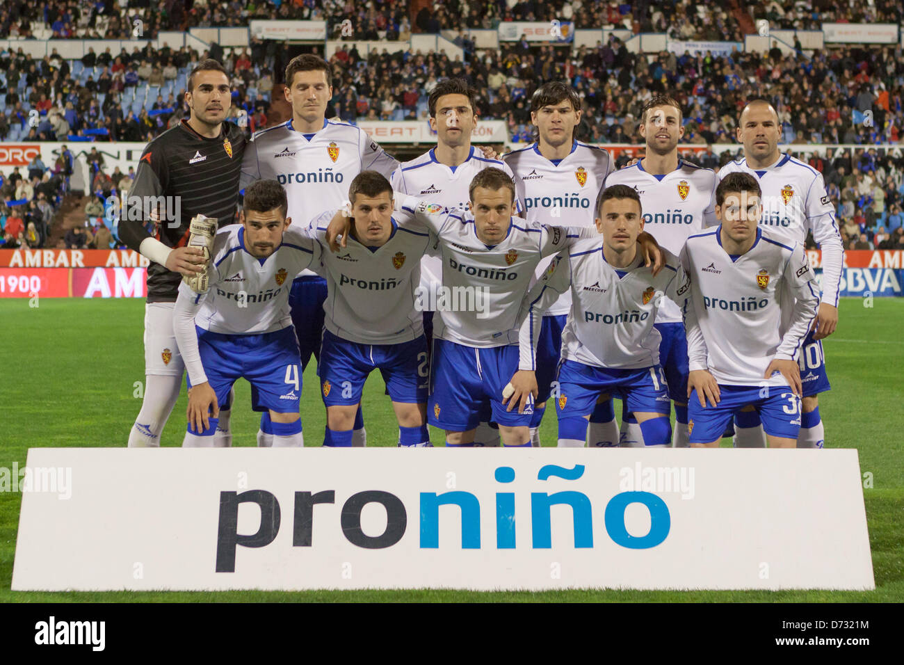 27.04.2013 Saragosse, Espagne. Real Madrid - RCD Mallorca. Les joueurs de départ de Real Zaragoza Espagnol La Liga avant le match entre le Real Saragosse et le RCD Majorque à partir de l'Estadio de La Romareda. Banque D'Images