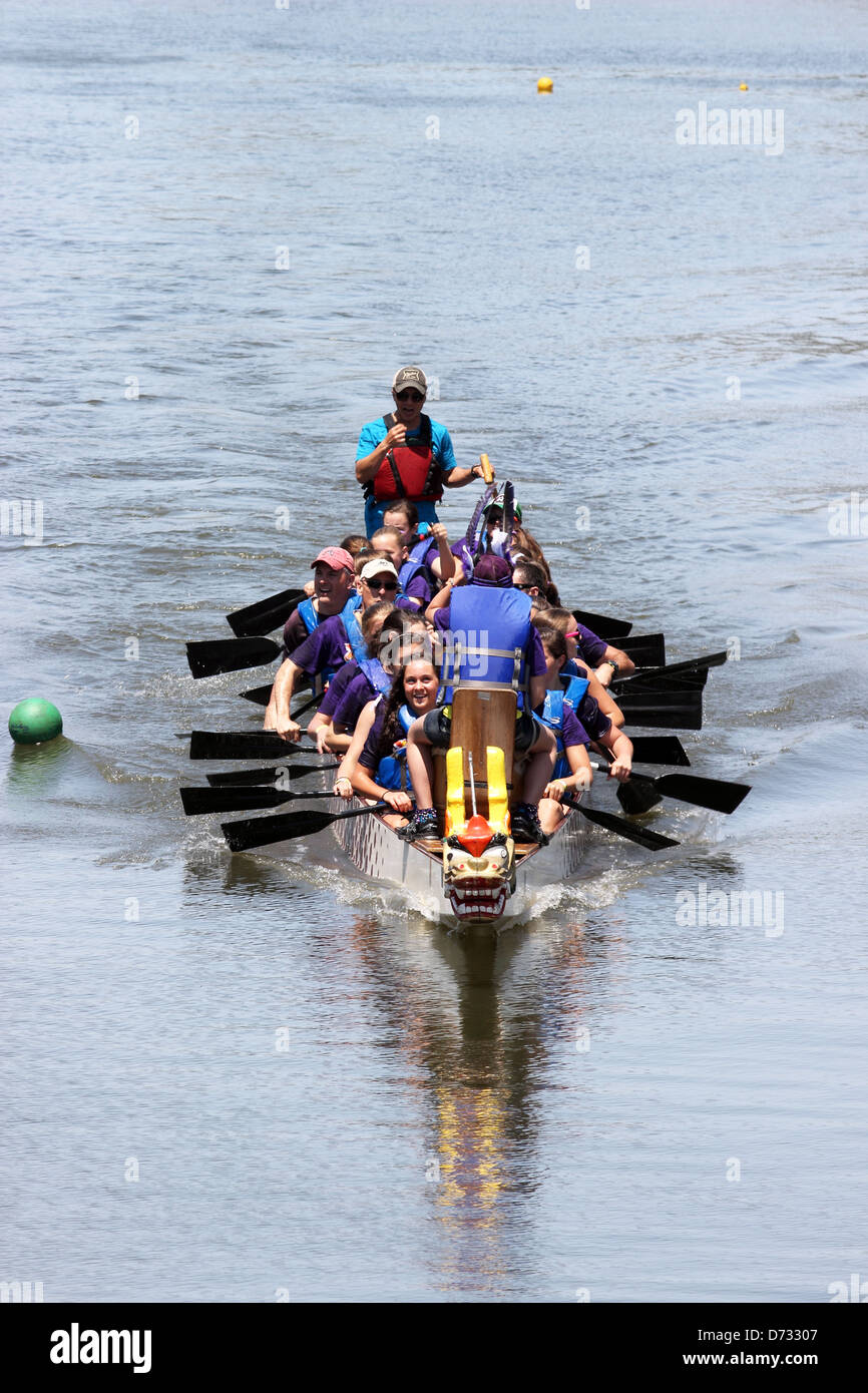 Une équipe au niveau zéro courses courses de bateaux-dragons à Myrtle Beach, SC USA le samedi 27 avril, 2013. Banque D'Images