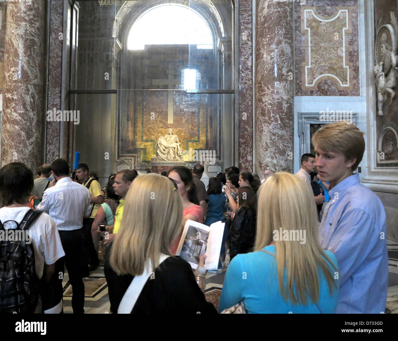 Vatican : un groupe de visiteurs devant la Pieta de Michel-Ange dans la Basilique Saint-Pierre à Rome Banque D'Images