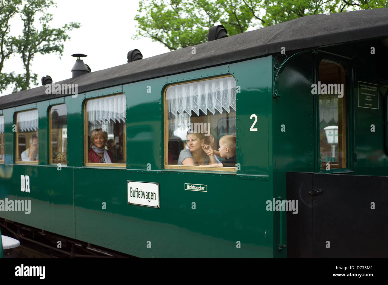 Binz, Allemagne, les touristes dans la voiture buffet du chemin de fer étroit Orlando Furioso Banque D'Images