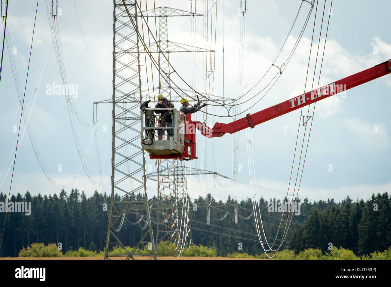 Remptendorf, l'Allemagne, la construction de lignes haute tension Banque D'Images