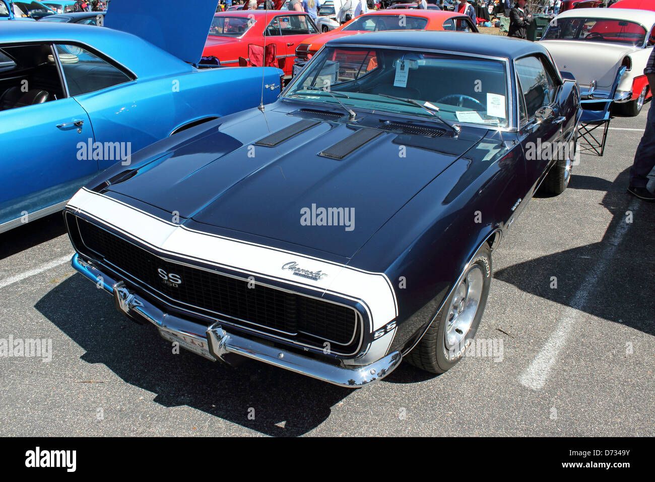Un millésime classique rénové et Chevrolet Camaro SS. Sur l'affichage à la course au soleil car show à Myrtle Beach, SC, mars 2013 Banque D'Images