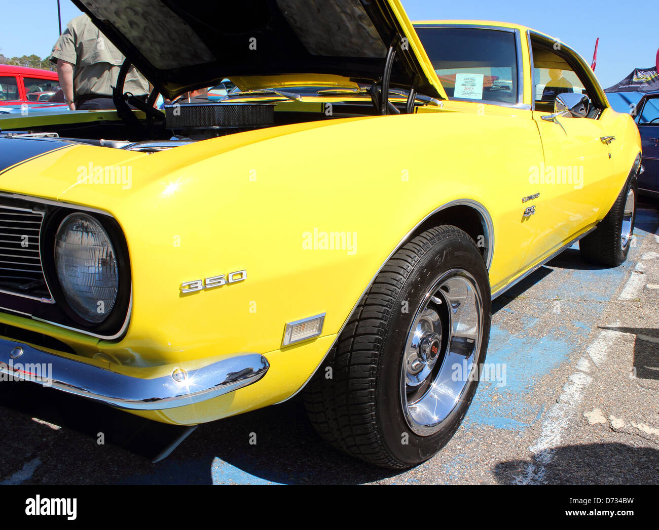 Un millésime classique rénové et Chevrolet Camaro SS. Sur l'affichage à la course au soleil car show à Myrtle Beach, SC, mars 2013 Banque D'Images