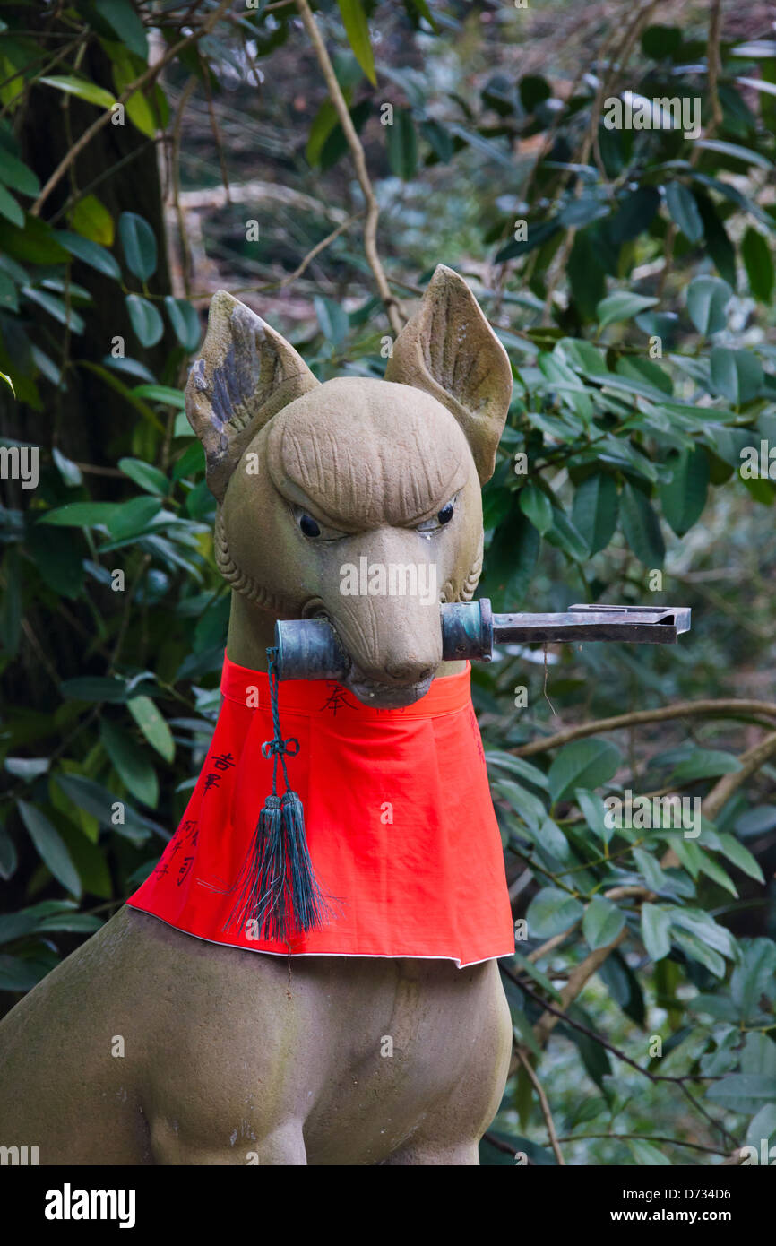 Statue de Kitsune (fox) partie de folklore japonais, en face de sanctuaire Fushimi Inari, Kyoto, Japon Banque D'Images