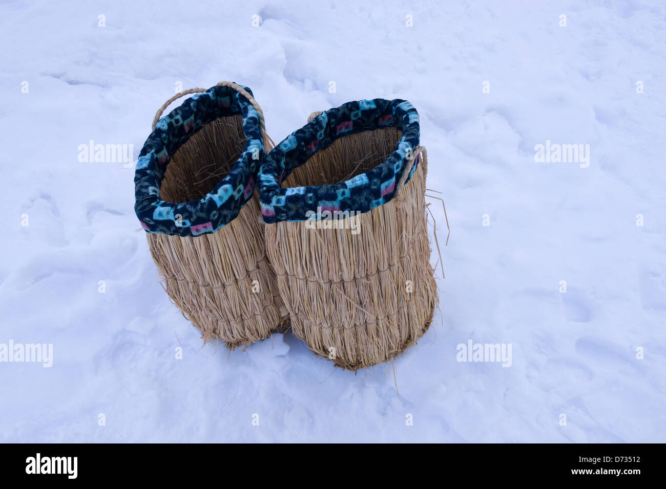 Chaussures de paille sur la neige, Choinière, Akita Prefecture, Japan Banque D'Images