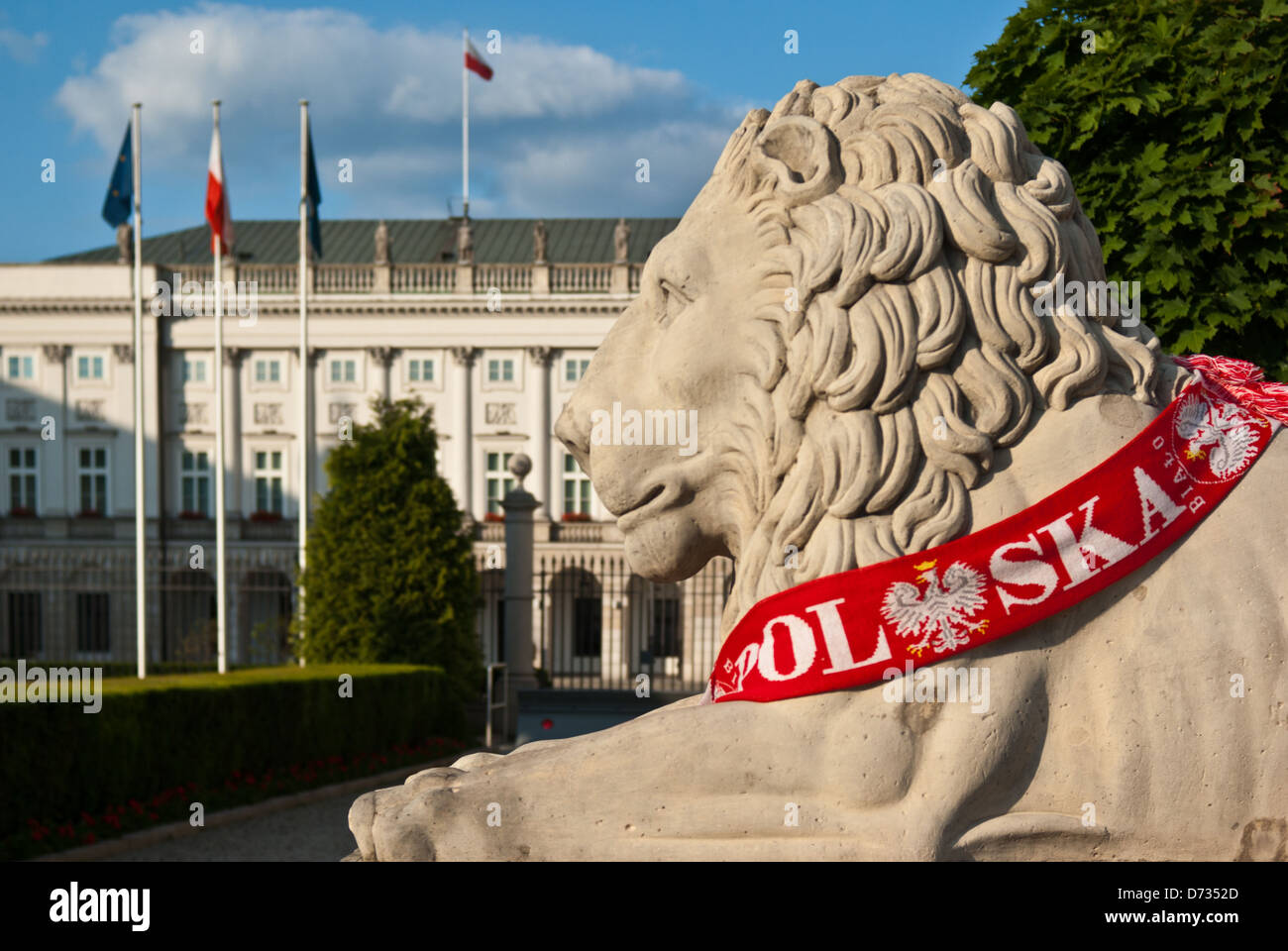L'une des statues de lion en face du palais présidentiel à Varsovie, Pologne Banque D'Images