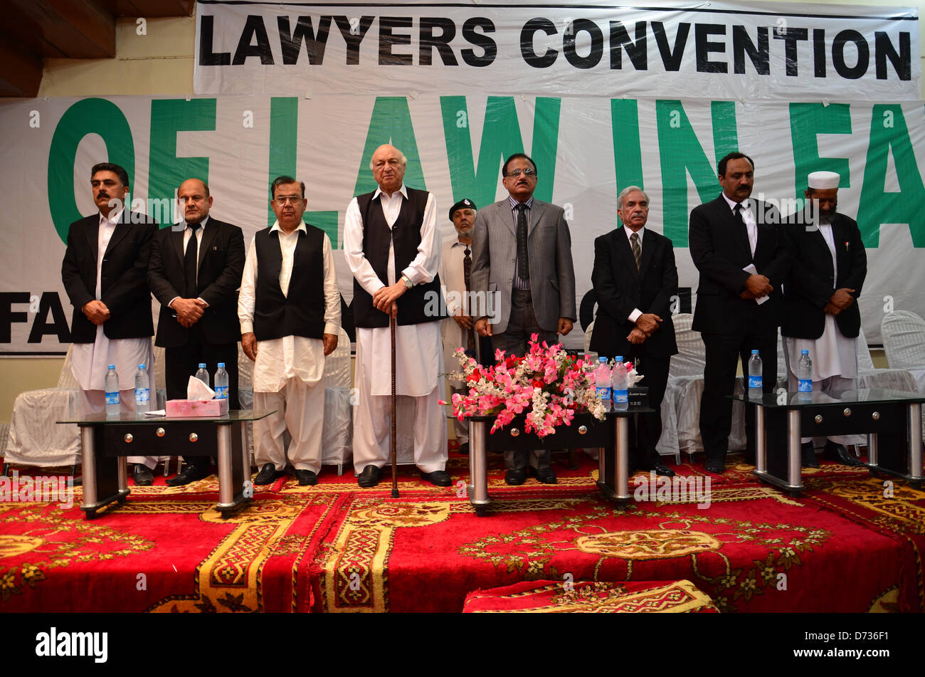 27 avril 2013 - Peshawar, Pakistan. Le juge en chef de la Haute Cour de Peshawar et d'autres chef lieu vous pour hymne national. Les avocats FATA convention a eu lieu de faire pression pour que les réformes dans la zone tribale du Pakistan en difficulté. Banque D'Images 27 avril 2013 - Peshawar, Pakistan. Le juge en chef de la Haute Cour de Peshawar et d'autres chef lieu vous pour hymne national. Les avocats FATA convention a eu lieu de faire pression pour que les réformes dans la zone tribale du Pakistan en difficulté. Banque D'Images