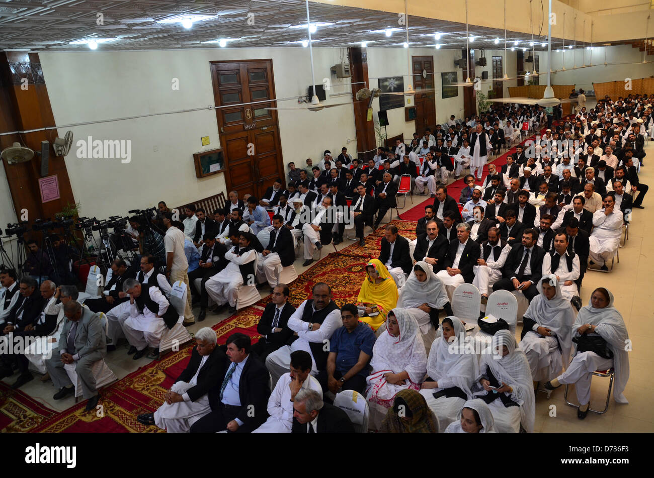 27 avril 2013 - Peshawar, Pakistan. Le juge en chef de la Haute Cour de Peshawar et d'autres chef lieu vous pour hymne national. Les avocats FATA convention a eu lieu de faire pression pour que les réformes dans la zone tribale du Pakistan en difficulté. Banque D'Images 27 avril 2013 - Peshawar, Pakistan. Le juge en chef de la Haute Cour de Peshawar et d'autres chef lieu vous pour hymne national. Les avocats FATA convention a eu lieu de faire pression pour que les réformes dans la zone tribale du Pakistan en difficulté. Banque D'Images