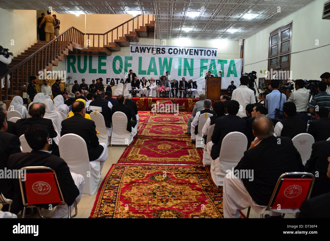 27 avril 2013 - Peshawar, Pakistan. Le juge en chef de la Haute Cour de Peshawar et d'autres chef lieu vous pour hymne national. Les avocats FATA convention a eu lieu de faire pression pour que les réformes dans la zone tribale du Pakistan en difficulté. Banque D'Images 27 avril 2013 - Peshawar, Pakistan. Le juge en chef de la Haute Cour de Peshawar et d'autres chef lieu vous pour hymne national. Les avocats FATA convention a eu lieu de faire pression pour que les réformes dans la zone tribale du Pakistan en difficulté. Banque D'Images