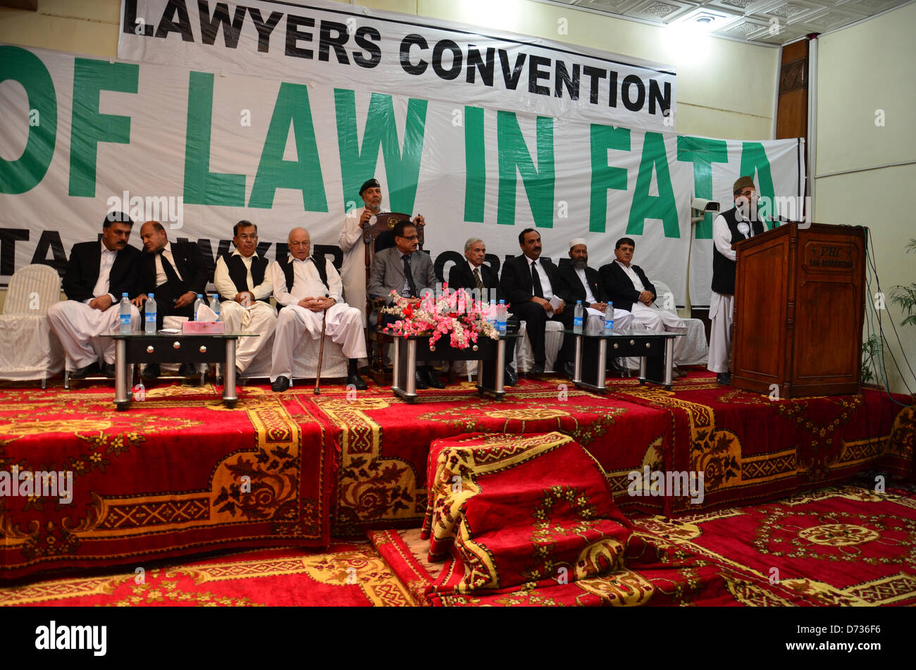 27 avril 2013 - Peshawar, Pakistan. Le juge en chef de la Haute Cour de Peshawar et d'autres chef lieu vous pour hymne national. Les avocats FATA convention a eu lieu de faire pression pour que les réformes dans la zone tribale du Pakistan en difficulté. Banque D'Images 27 avril 2013 - Peshawar, Pakistan. Le juge en chef de la Haute Cour de Peshawar et d'autres chef lieu vous pour hymne national. Les avocats FATA convention a eu lieu de faire pression pour que les réformes dans la zone tribale du Pakistan en difficulté. Banque D'Images