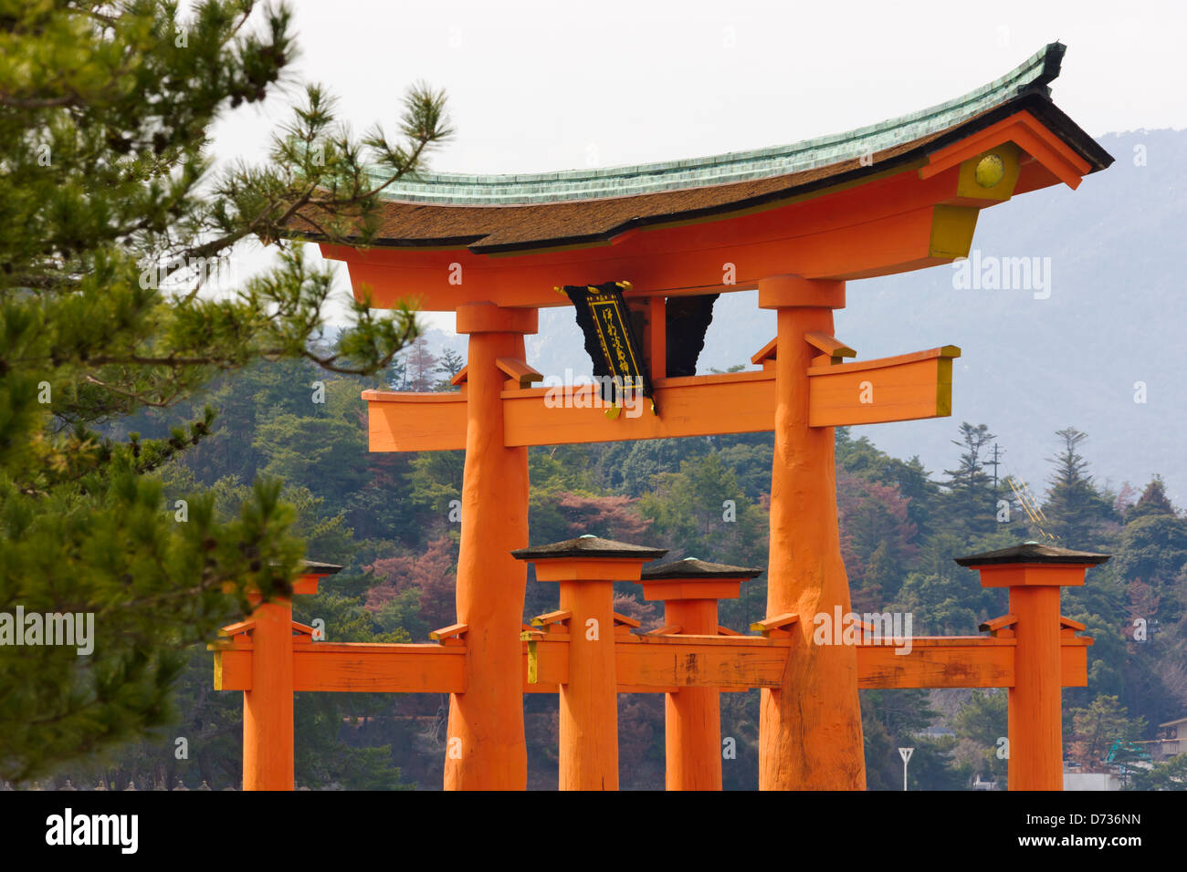 Torii de Temple Itsukushima Jinja, Miyajima, Japon Banque D'Images