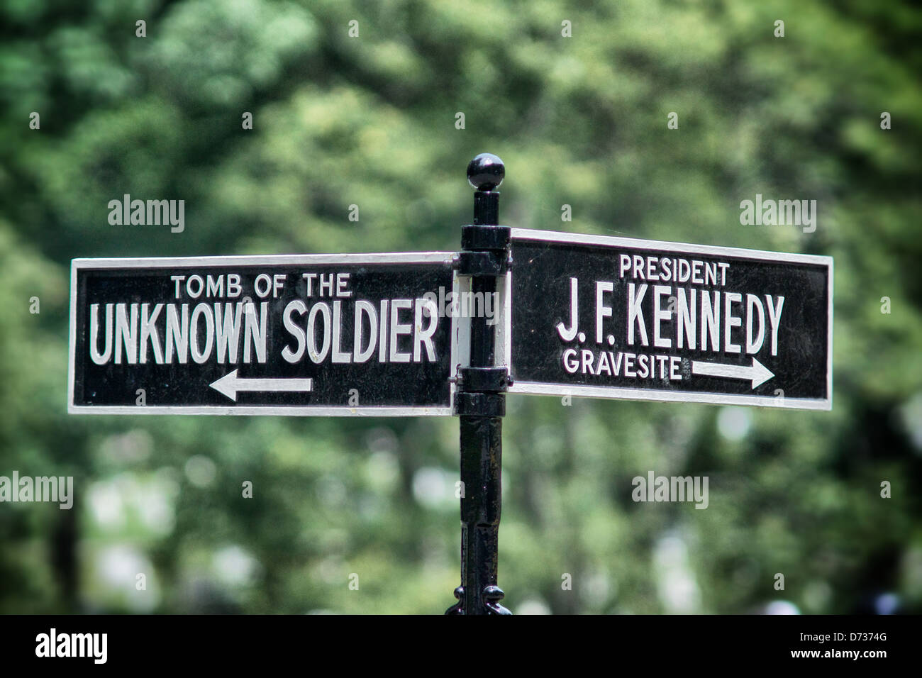 Les panneaux menant à la tombe de l'inconnu et John F. Kennedy. Banque D'Images