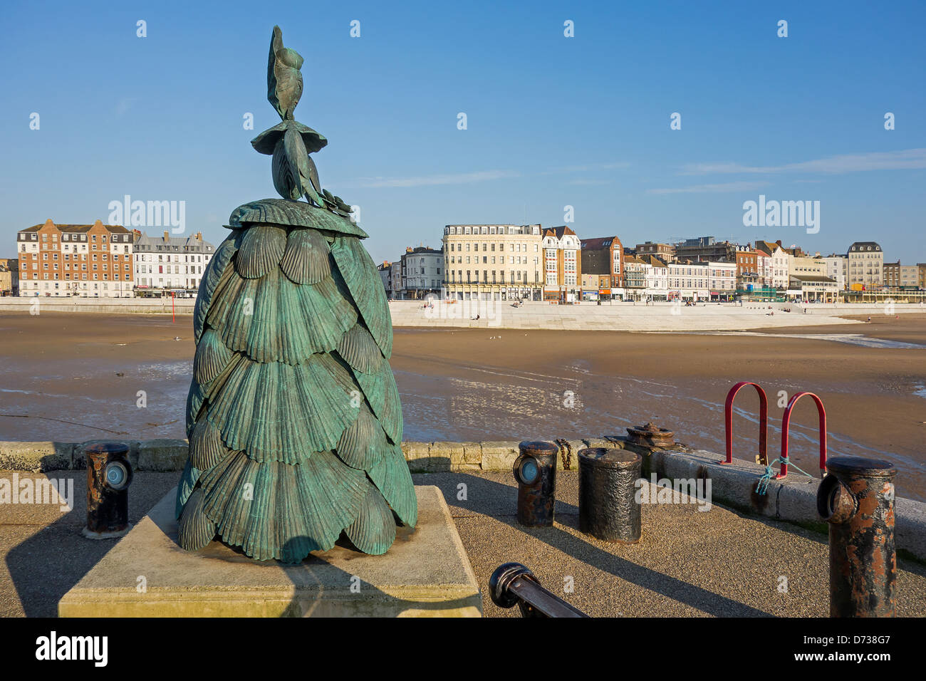 Mme Booth Le Shell Dame Sculpture par Ann Carrington sur le bras du port de Ramsgate Kent England Banque D'Images