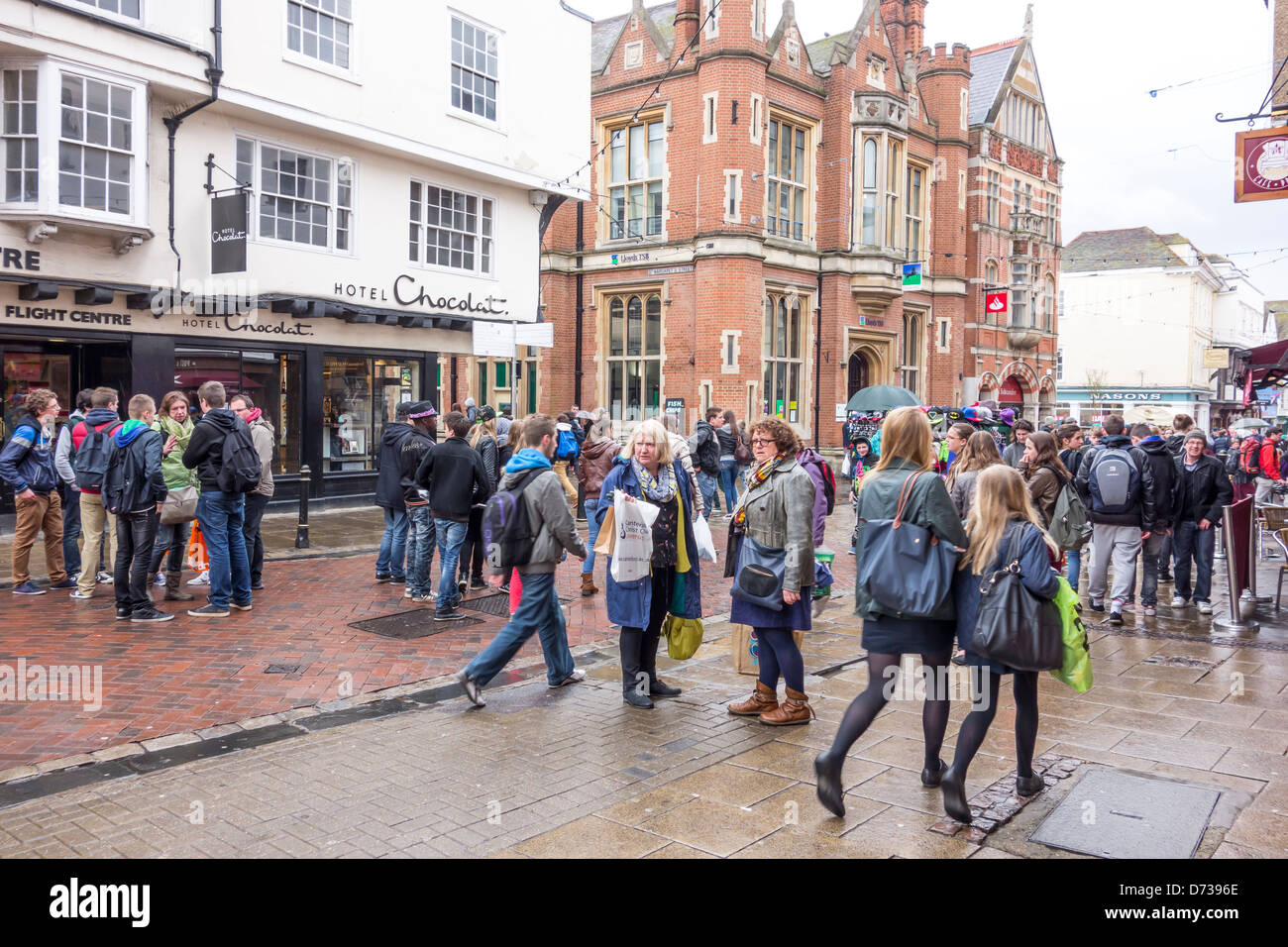 Canterbury High Street Shopping Visiteurs jour pluvieux Banque D'Images