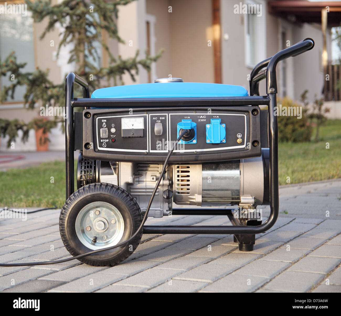 Générateur portable fonctionnant à l'essence à la maison. Banque D'Images