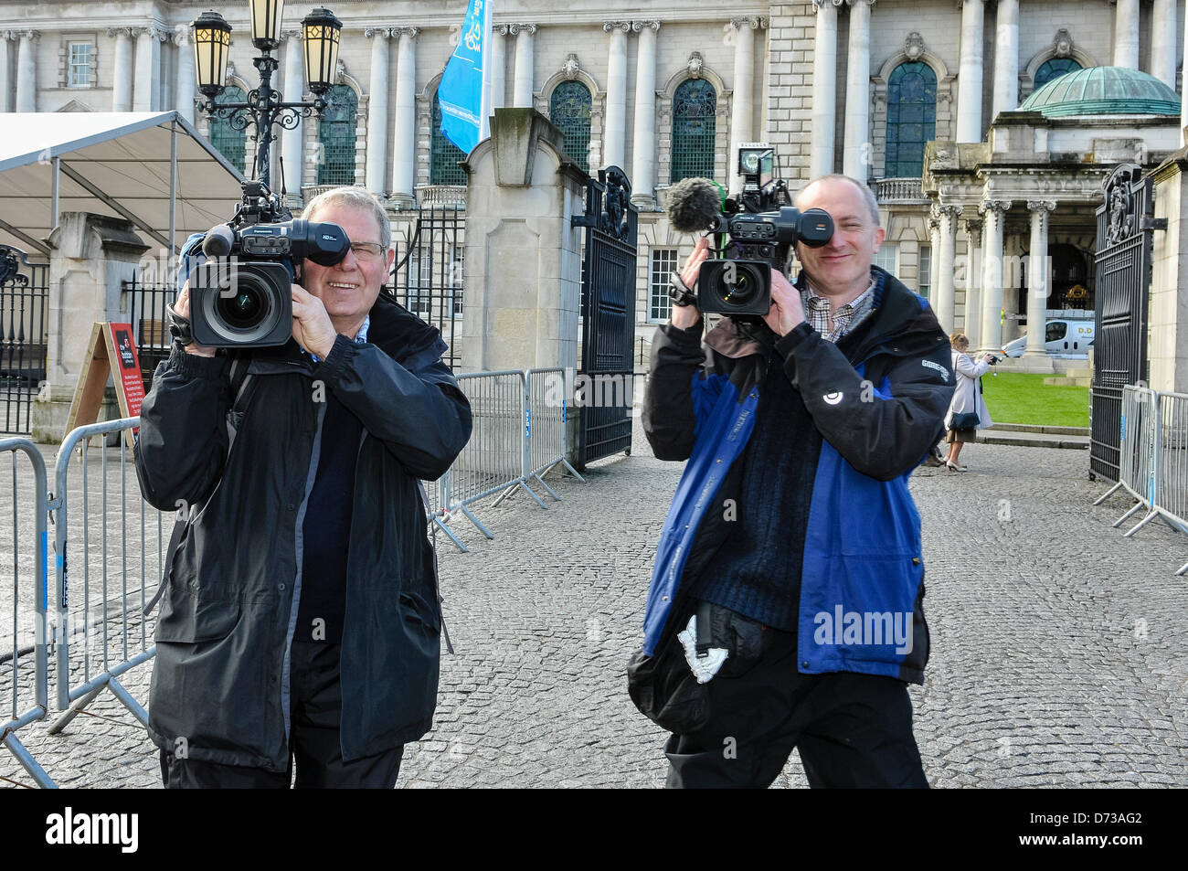 Deux cameramen de télévision caméras pointant à l'afficheur Banque D'Images