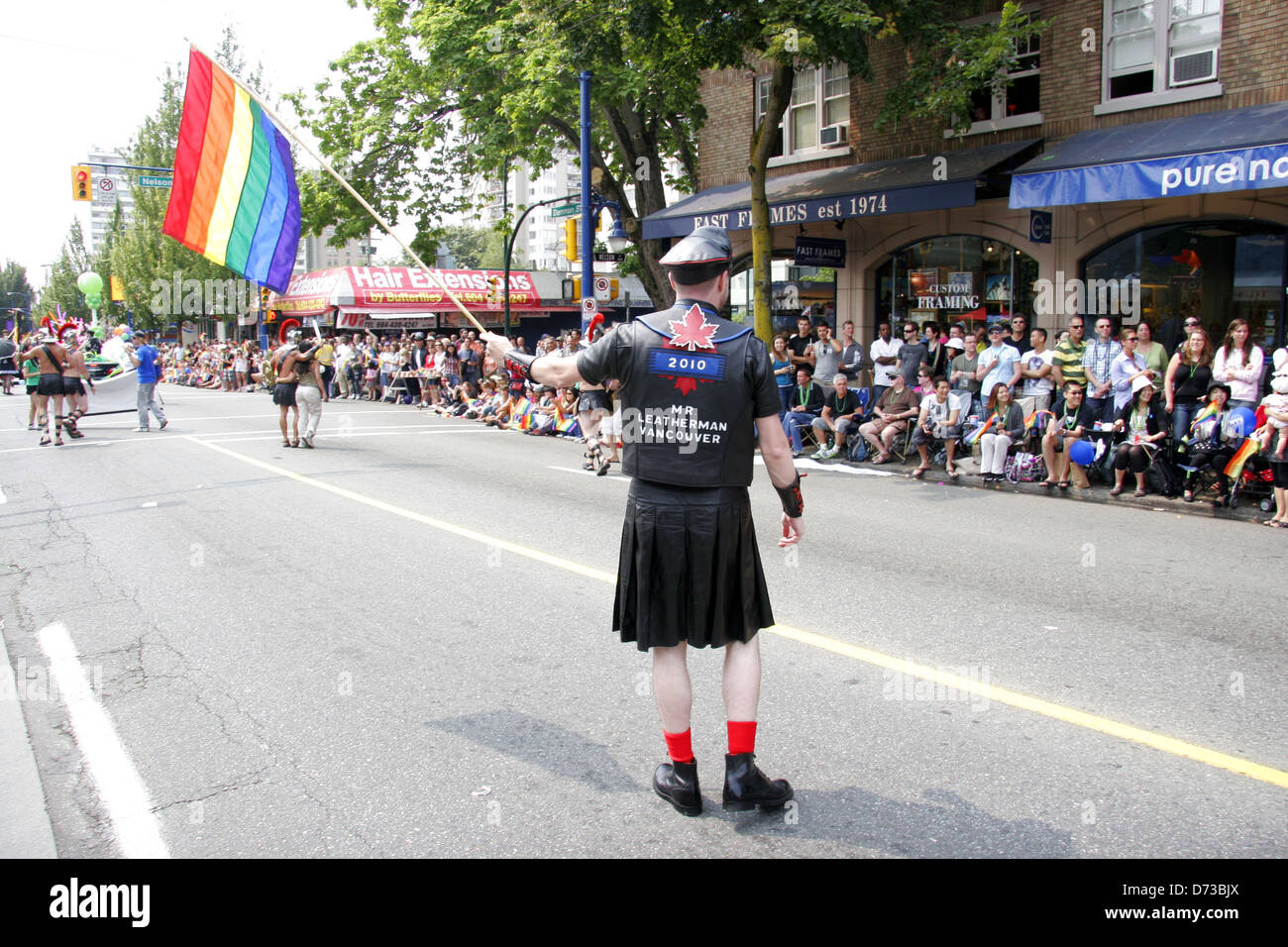 Mr Leatherman tenant un drapeau arc-en-ciel, la Gay Pride, Vancouver, BC, Canada Banque D'Images