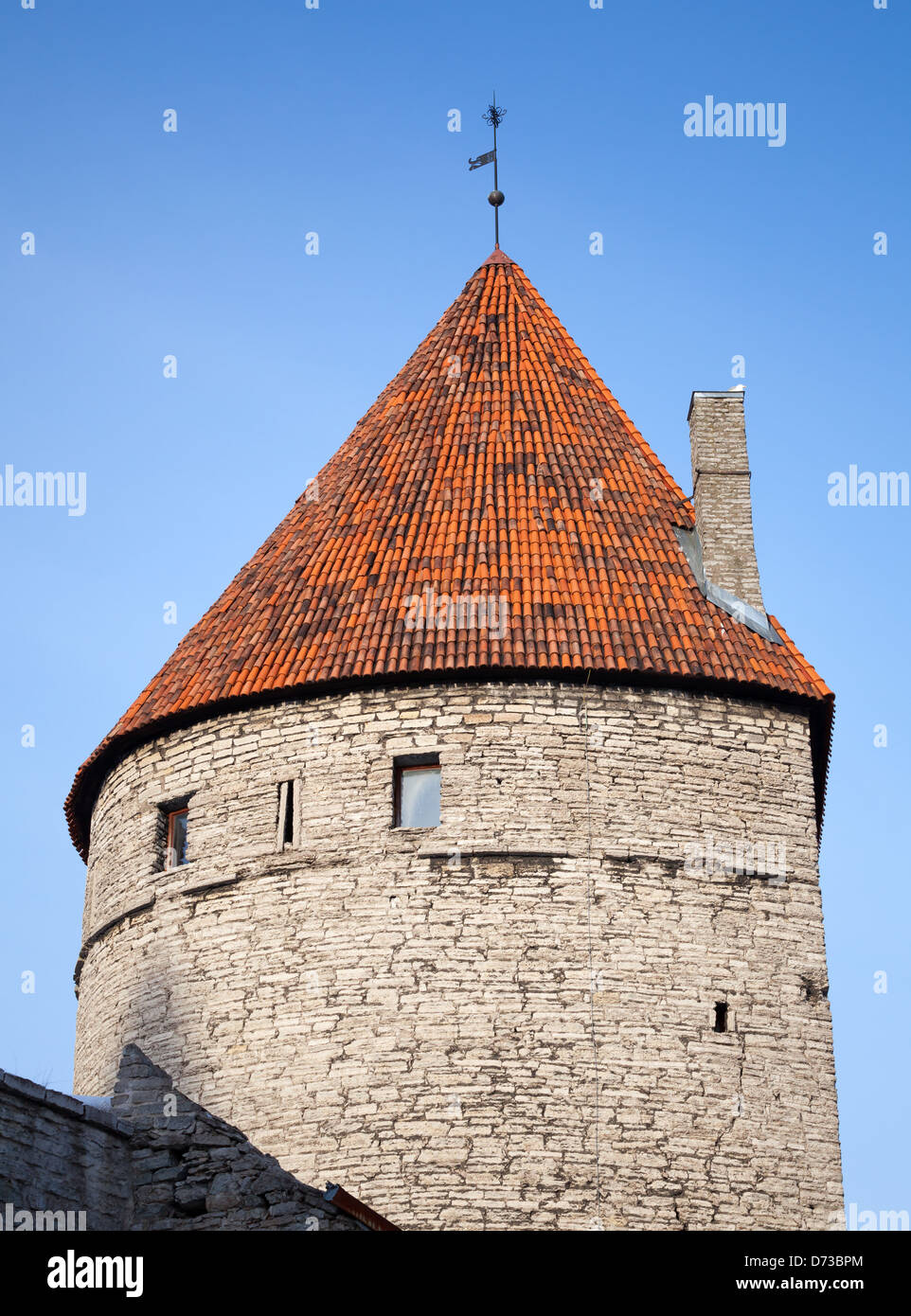 L'ancienne tour en pierre avec toit en tuiles rouges. Forteresse en vieille ville de Tallinn, Estonie Banque D'Images