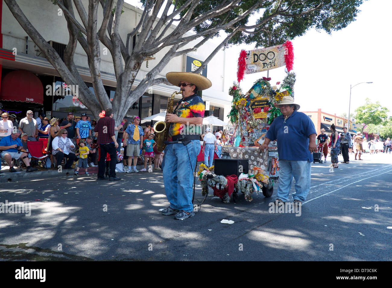 Le 27 avril 2013. Pasadena, Californie, USA. La 36e parade annuelle Doo Dah hits les rues de Pasadena. Le défilé est une parodie irrévérencieuse de la vénérable de Roses Tournoi défilé, qui est tenue à Pasadena avant le Rose Bowl Game. (Crédit Image : Photo : Karl Polverino/ZUMAPRESS.com)Alamy Live News Banque D'Images