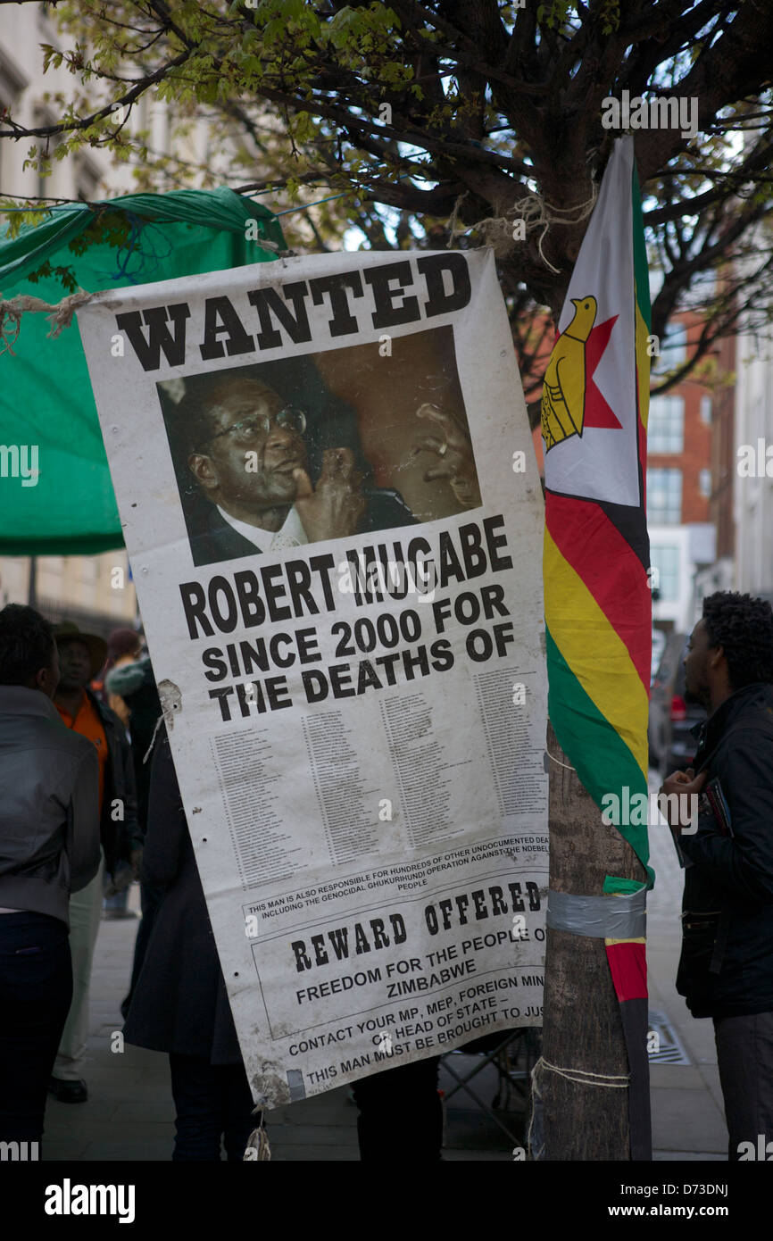 Avis de recherche à l'extérieur de l'Ambassade du Zimbabwe à Londres : voulait que Robert Mugabe Banque D'Images
