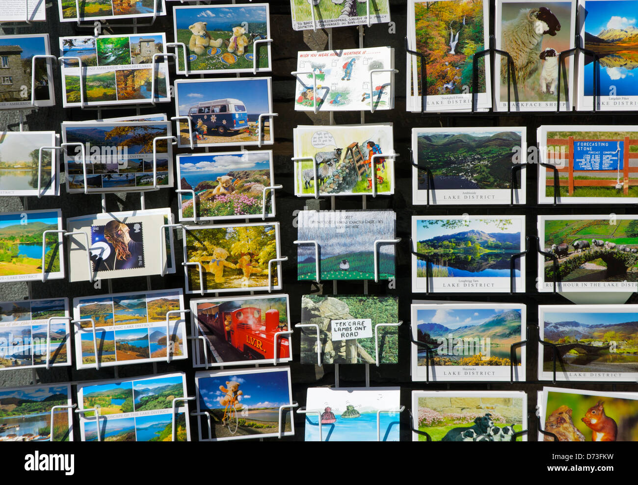 Lake District cartes postales dans un rack, en vente à l'extérieur de l'atelier, Cumbria, Angleterre, Royaume-Uni Banque D'Images