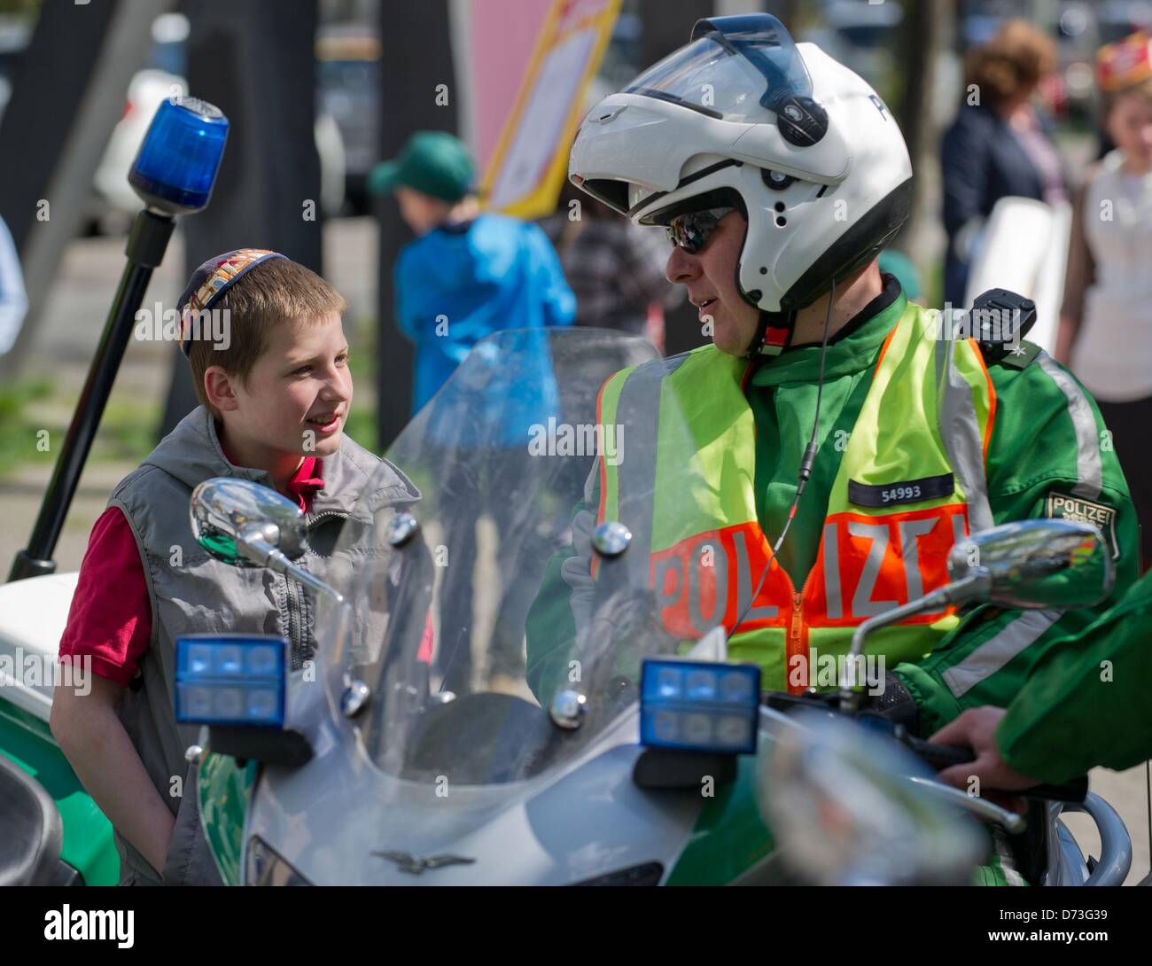 Un participant de la "parade de Lag Baomer' parle à un agent de police de Berlin, Allemagne, 28 avril 2013. La fête juive est célébré à appeler pour plus de respect de l'autre. Photo : TIM BRAKEMEIER Banque D'Images