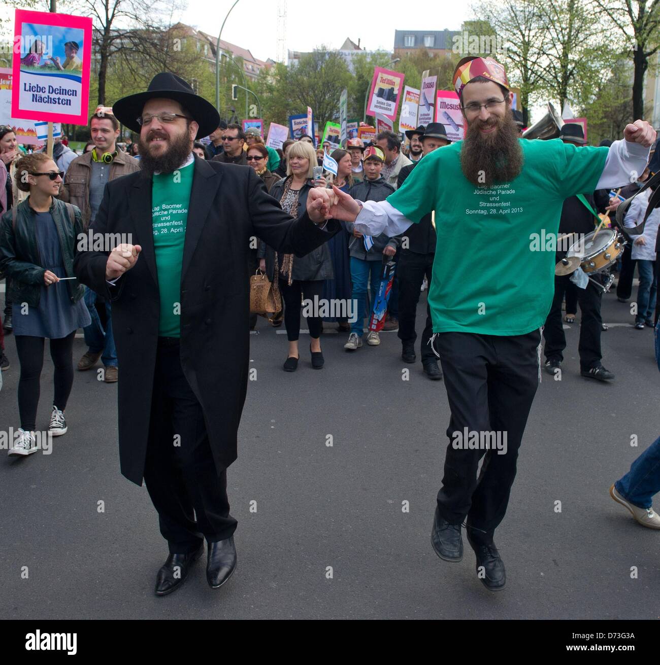 Participant de la "parade de Lag Baomer' rally dans Berlin, Allemagne, 28 avril 2013. La fête juive est célébré à appeler pour plus de respect de l'autre. Photo : TIM BRAKEMEIER Banque D'Images