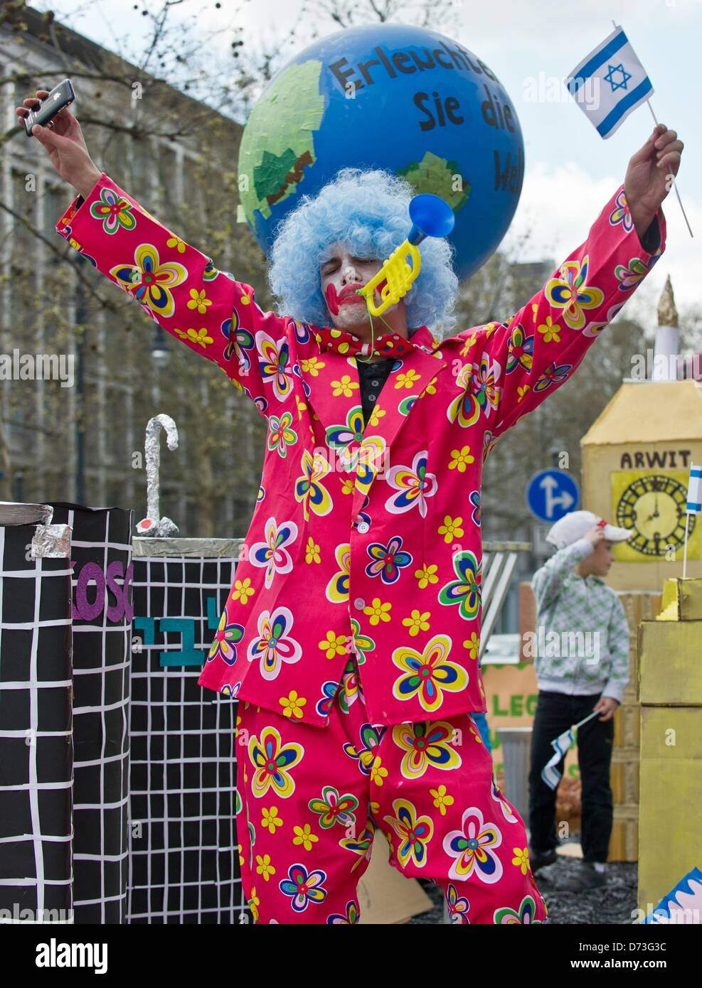 Participant de la "parade de Lag Baomer' rally dans Berlin, Allemagne, 28 avril 2013. La fête juive est célébré à appeler pour plus de respect de l'autre. Photo : TIM BRAKEMEIER Banque D'Images