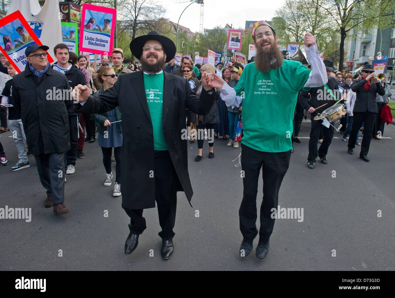 Participant de la "parade de Lag Baomer' rally dans Berlin, Allemagne, 28 avril 2013. La fête juive est célébré à appeler pour plus de respect de l'autre. Photo : TIM BRAKEMEIER Banque D'Images