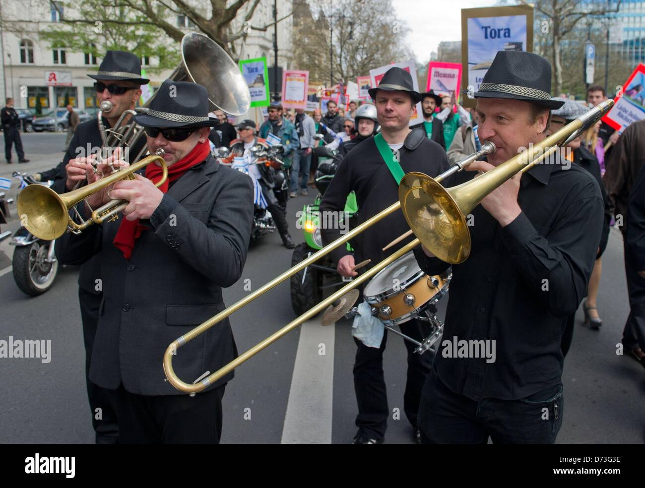 Une fanfare dans le participares "parade de Lag Baomer' à Berlin, Allemagne, 28 avril 2013. La fête juive est célébré à appeler pour plus de respect de l'autre. Photo : TIM BRAKEMEIER Banque D'Images