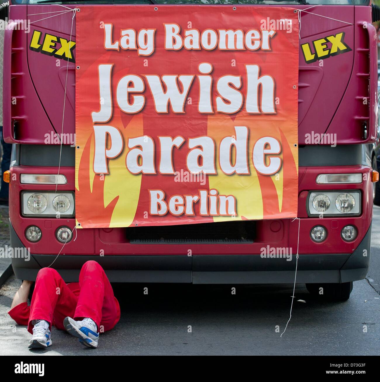 Un chauffeur de camion est suspendu une bannière sur son camion qui annonce la 'parade de Lag Baomer' à Berlin, Allemagne, 28 avril 2013. La fête juive est célébré à appeler pour plus de respect de l'autre. Photo : TIM BRAKEMEIER Banque D'Images