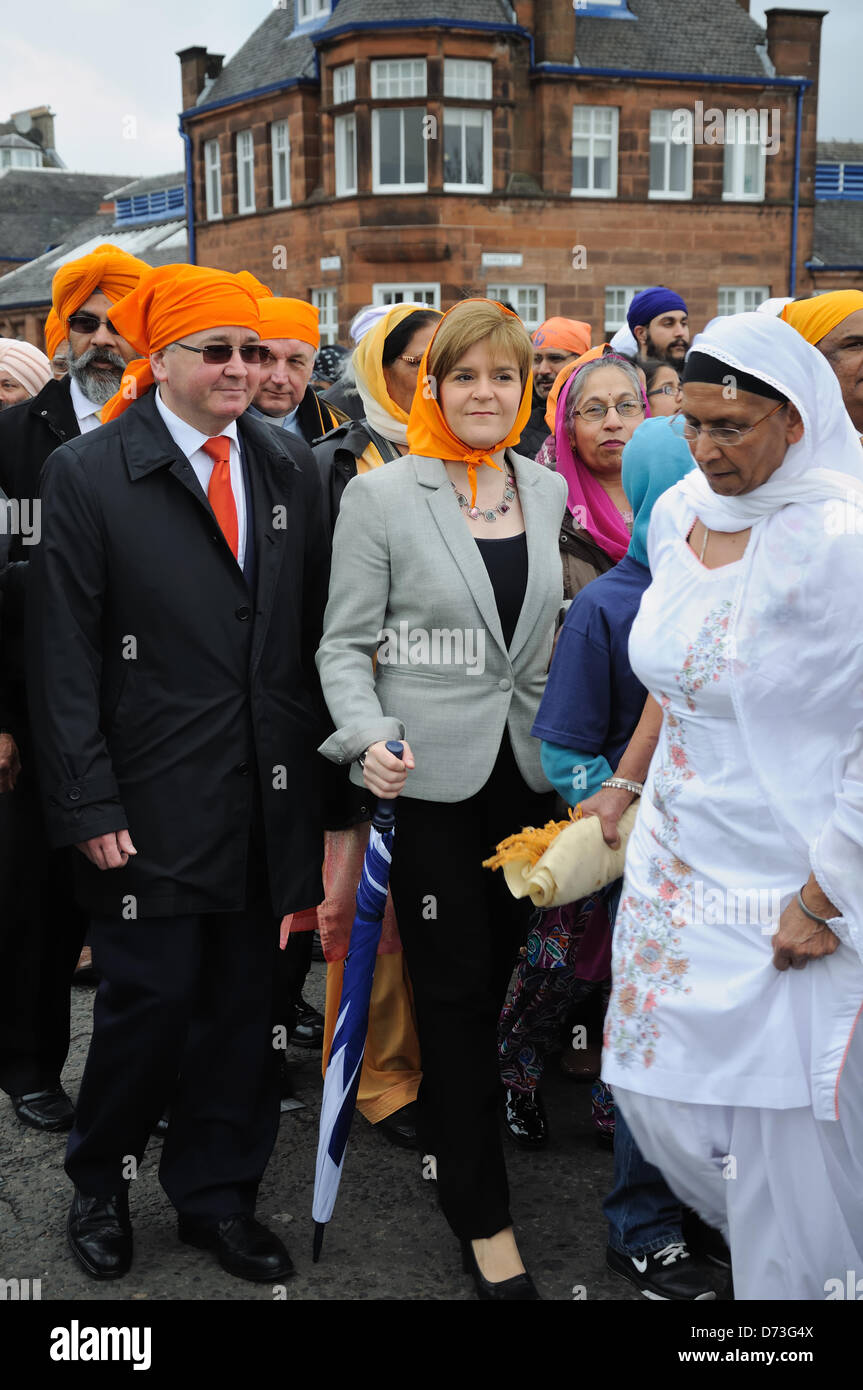 Dimanche 28 avril 2013. Glasgow, Ecosse, Royaume-Uni. Vice-premier ministre de l'Écosse, Nicola Sturgeon est fourni avec des casquettes Sikh pour la procession de la New Glasgow Gurdwara dans Albert Route de la vieille place de Nithsdale Road. Banque D'Images