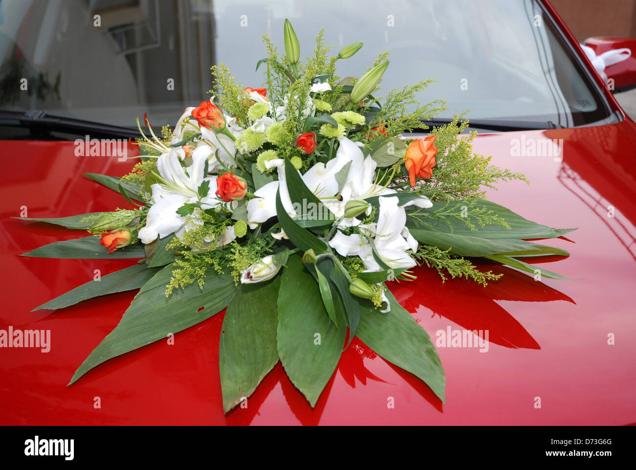 Arrangement de fleurs sur la voiture de mariage Banque D'Images