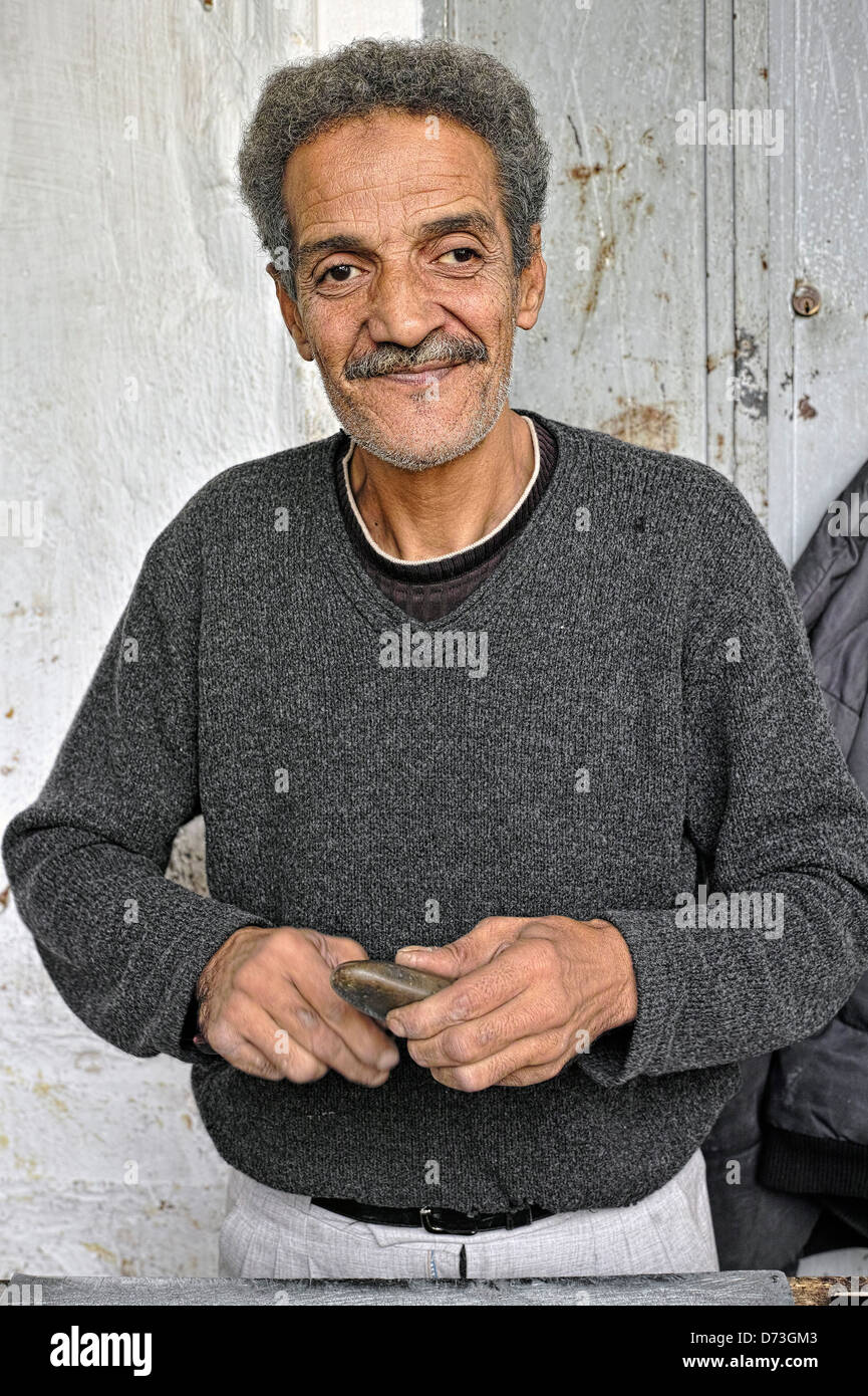 Travailleur du cuir dans un caravansérail à Fez Medina Banque D'Images