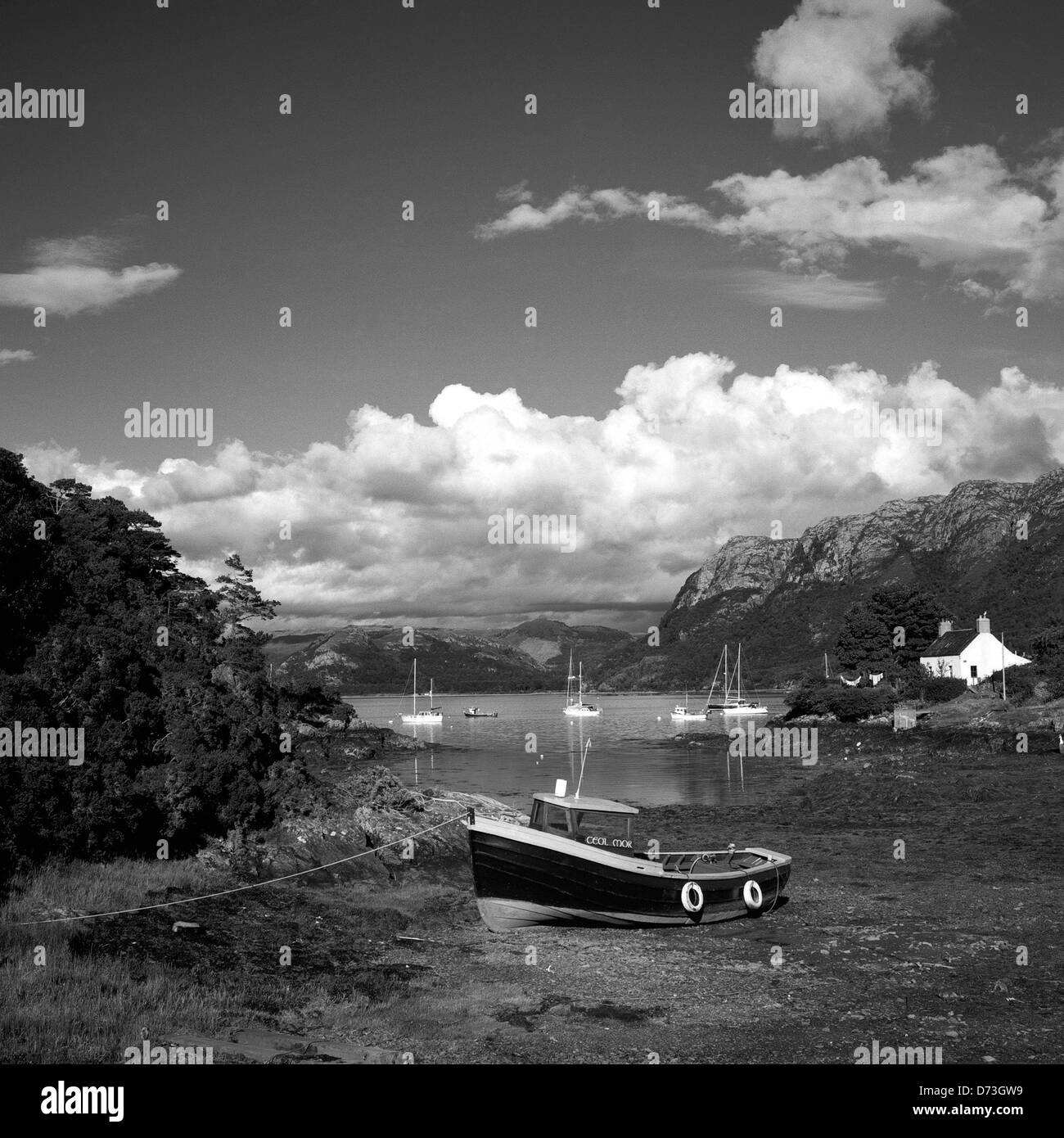 L'Ecosse, Plockton, est un bateau de pêche à marée basse dans le port de cause Plockton Banque D'Images